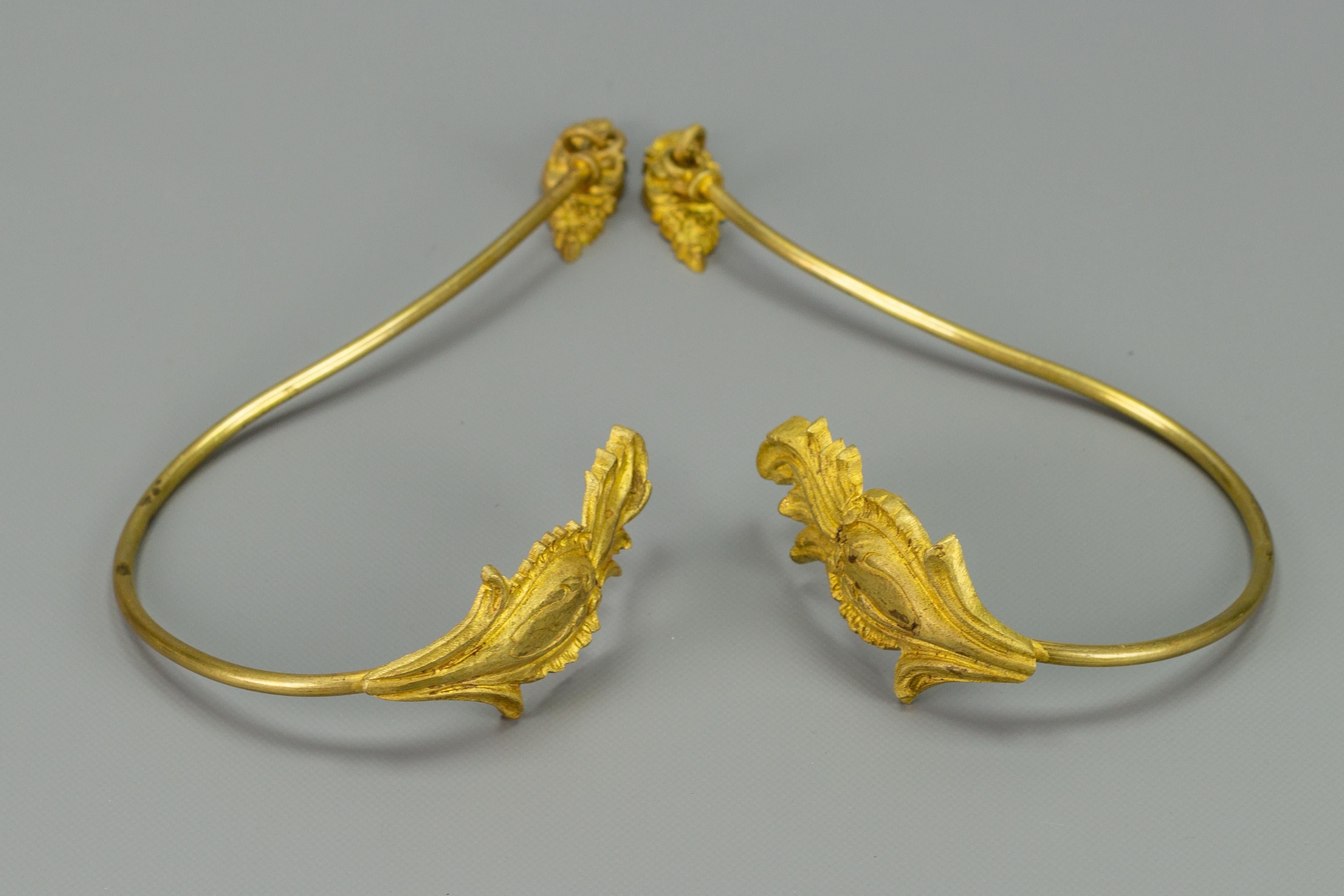 Beautiful pair of gilt bronze and brass curtain holders or tie-backs with very nice Louis XVI style decorations. Each marked with T and numbered. France, circa 1925.
Dimensions: Height 28 cm / 11.02 in; width 6 cm / 2.36 in; depth 13 cm / 5.11