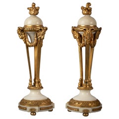Pareja de urnas francesas de bronce dorado y cubierta de mármol, hacia 1875