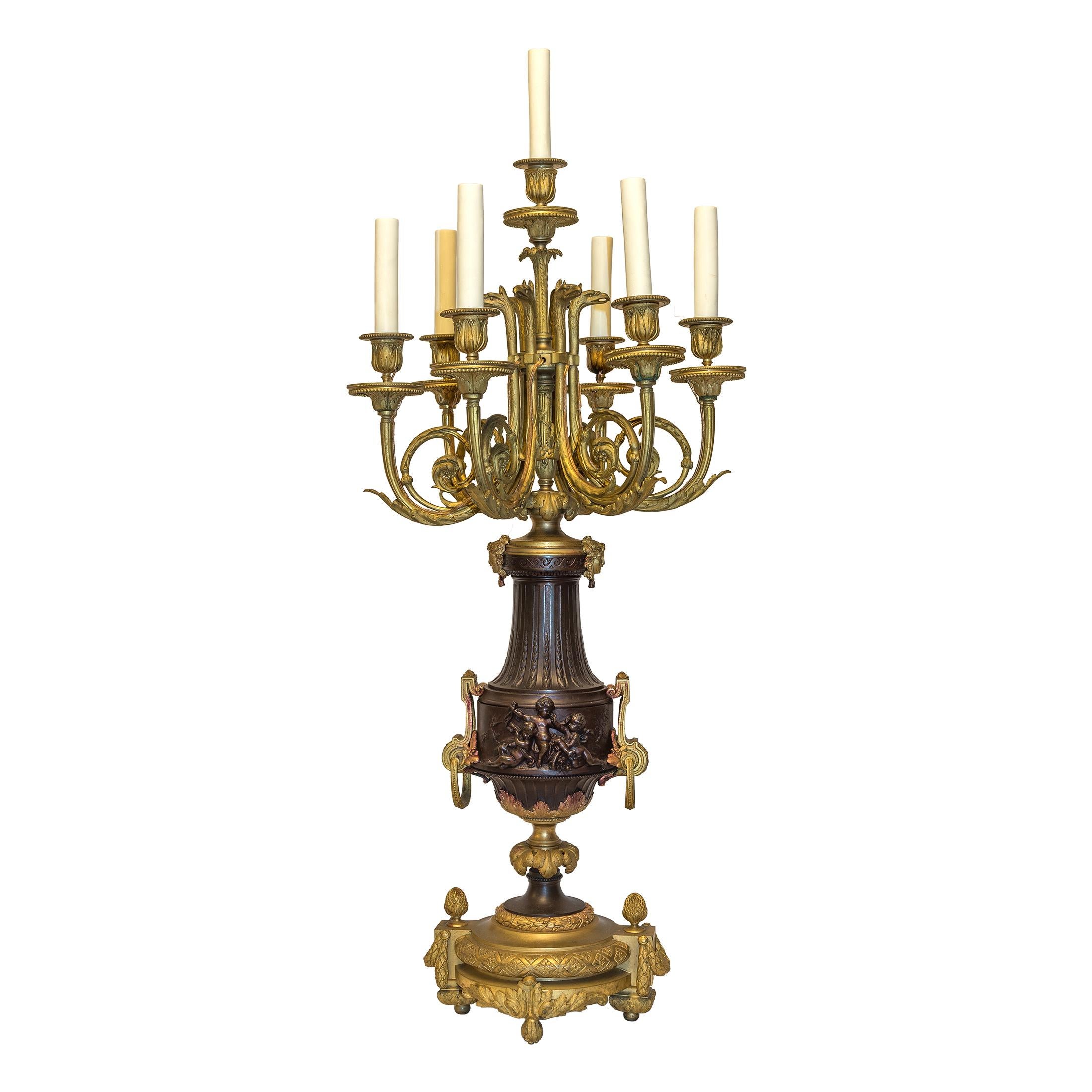 Pareja de candelabros figurados de siete luces, de bronce dorado y patinado, de gran calidad.
Cada uno emite siete brazos con mangas de vela. 

Origen: Francés
Fecha: siglo XIX
Dimensión: 38 pulgadas de alto.