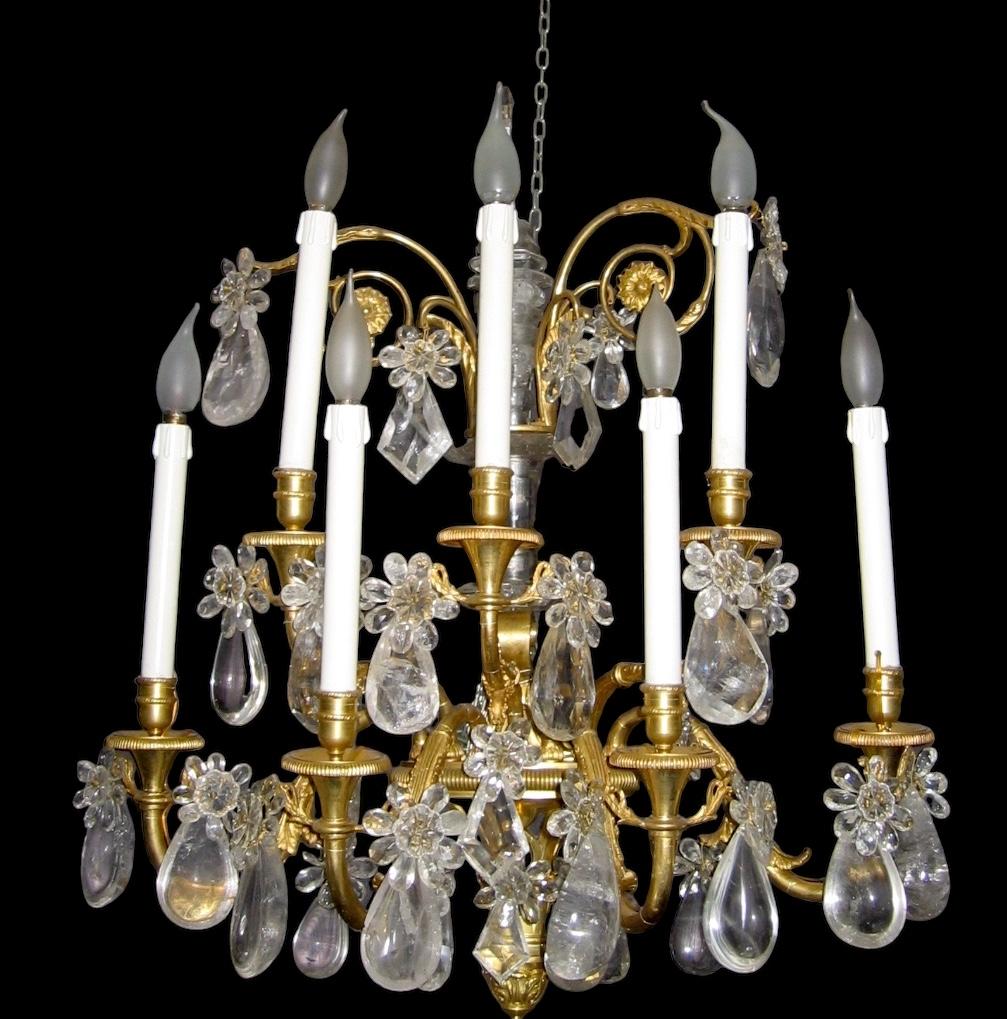 Magnifica coppia di applique francesi in bronzo dorato a sette rami con gocce di cristallo di rocca.
Sette bracci a volute finemente cesellate su due livelli.
Disponibili tre paia.
Provenienza da un palazzo aristocratico romano.

Misure: cm 80 x 70