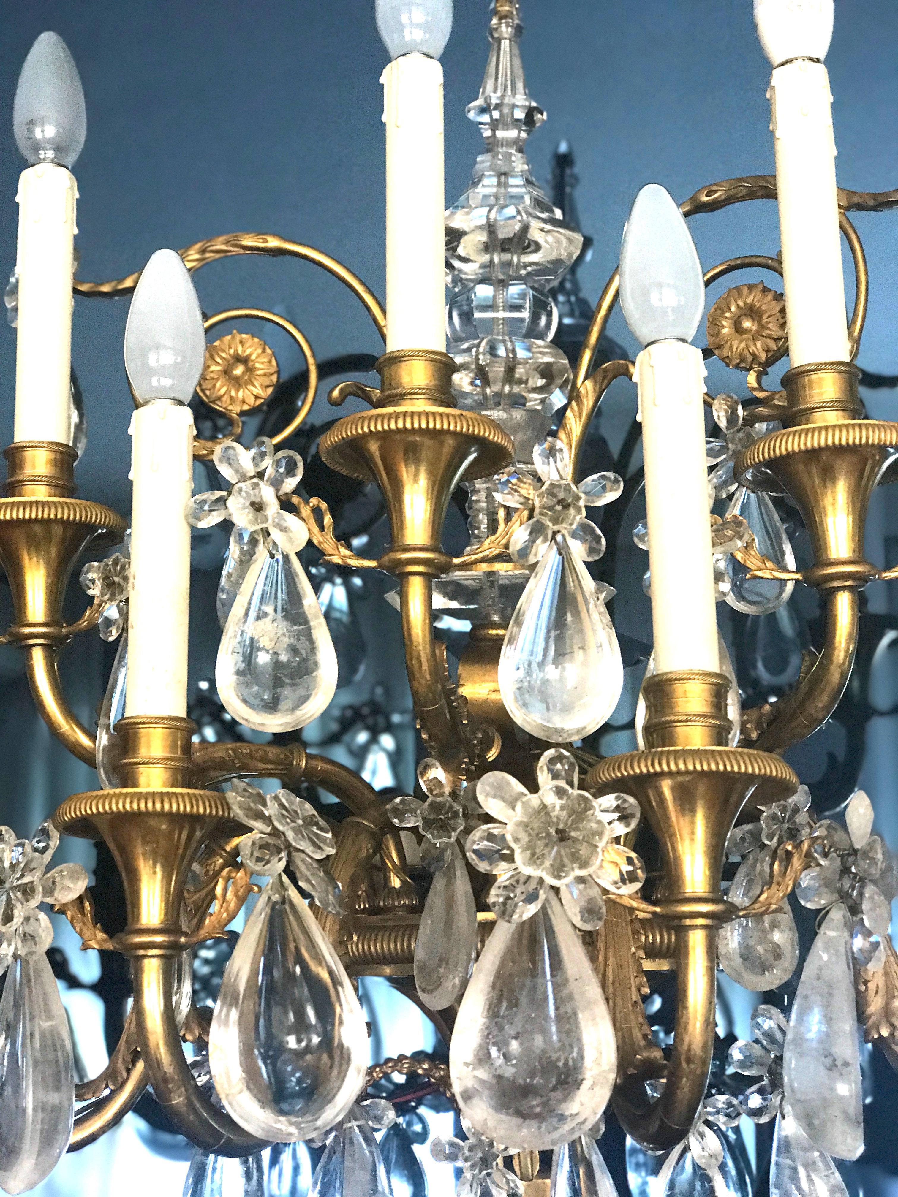 Paar französische Wandleuchten oder Wandleuchter aus vergoldeter Bronze und Bergkristall im neoklassizistischen Stil (Französisch) im Angebot