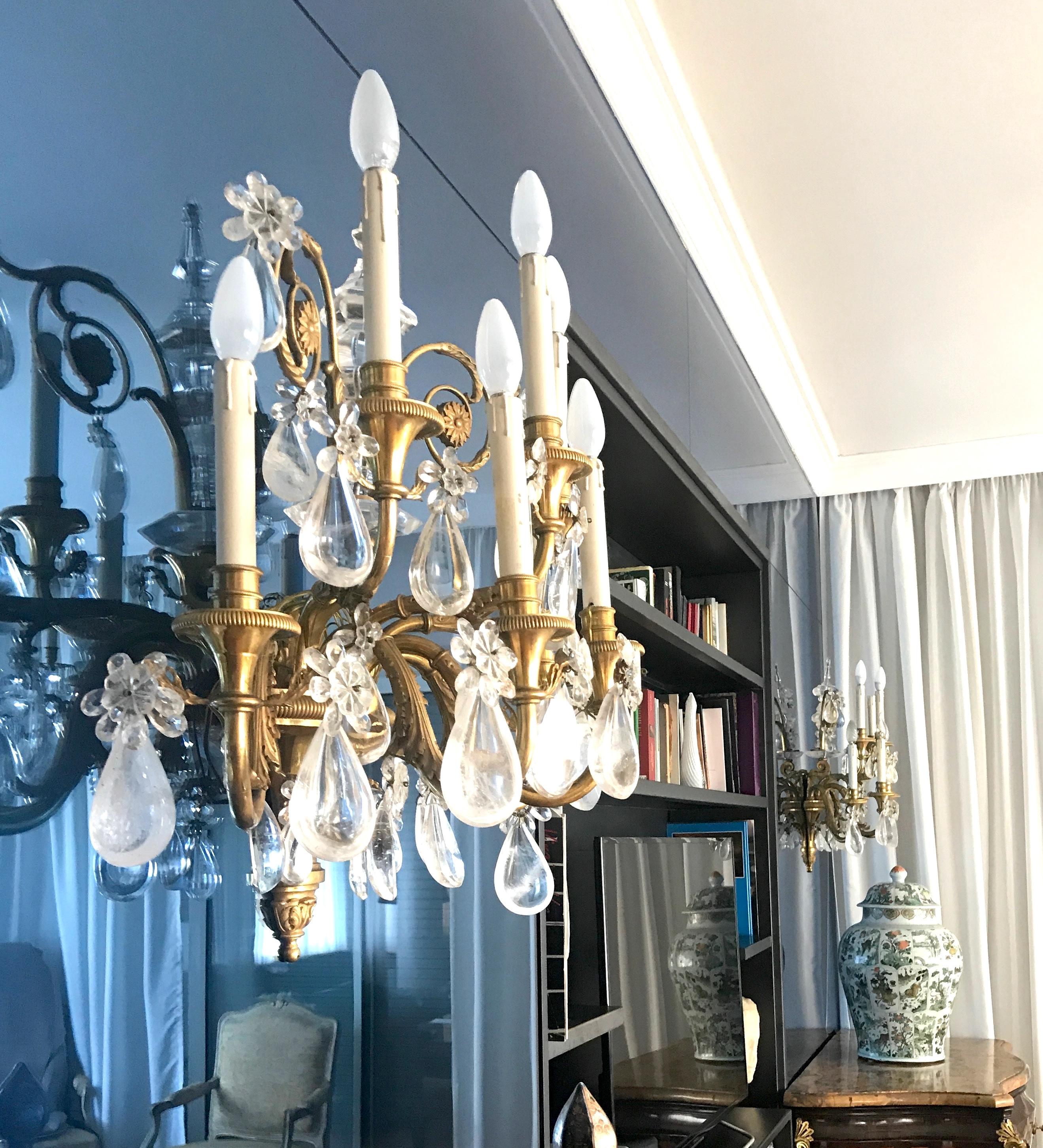 Bronzo Coppia di applique francesi in bronzo dorato e cristallo di rocca Neoclassico in vendita