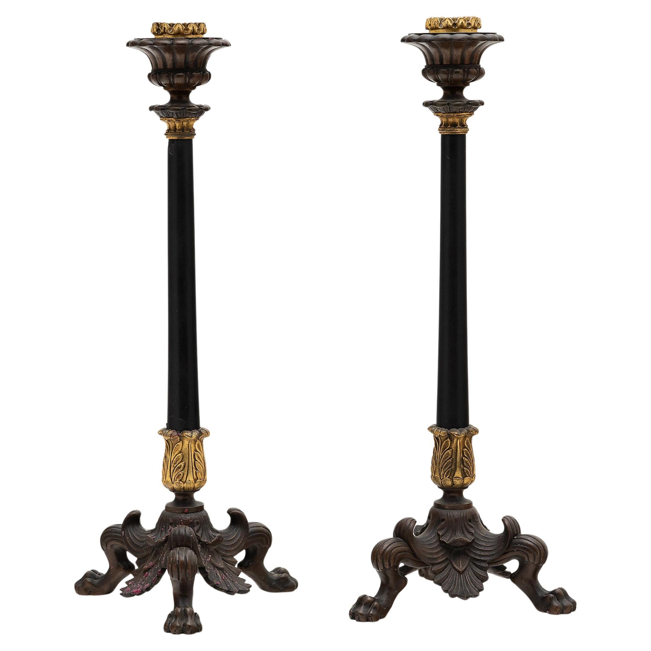 Paar französische Kerzenständer aus vergoldeter Bronze und Schiefer, um 1850 im Angebot