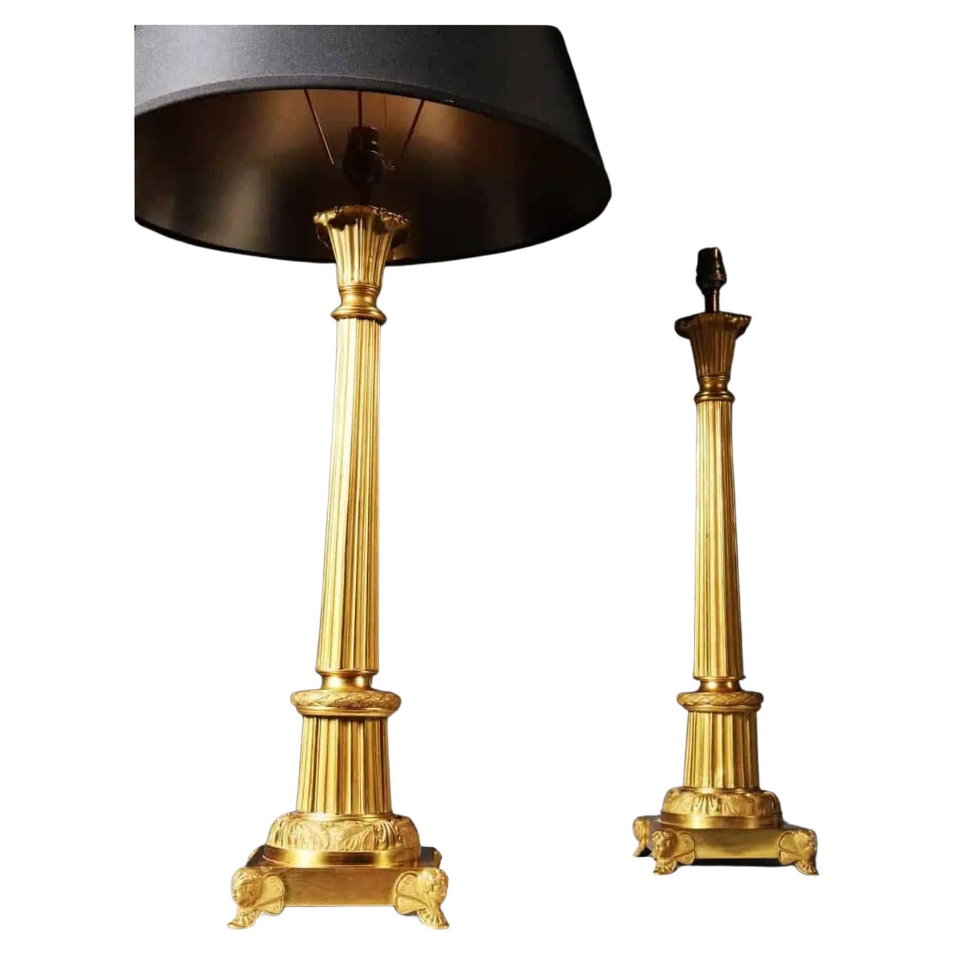 Paire de lampes de bureau françaises à colonne ancienne en bronze doré et tôle en vente