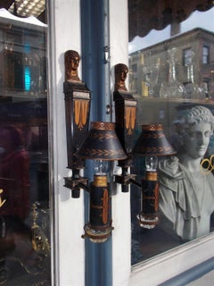 Coppia di appliques francesi con paralumi figurati e dorati, circa 1830