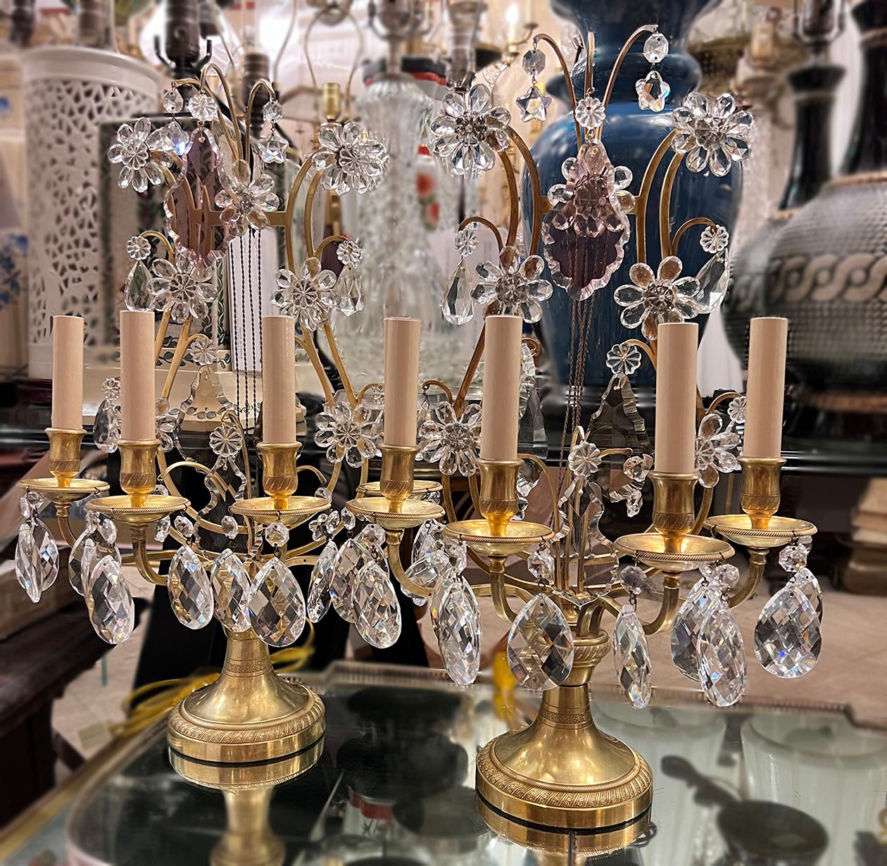 Pareja de candelabros franceses de bronce dorado en venta 2