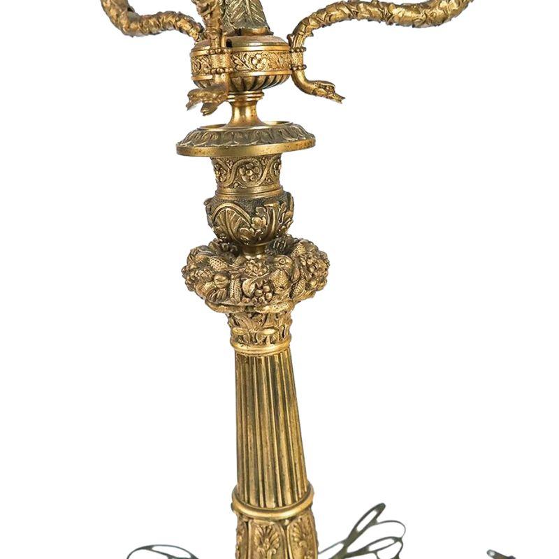 Européen Paire de candélabres français en bronze doré datant du 19ème siècle en vente