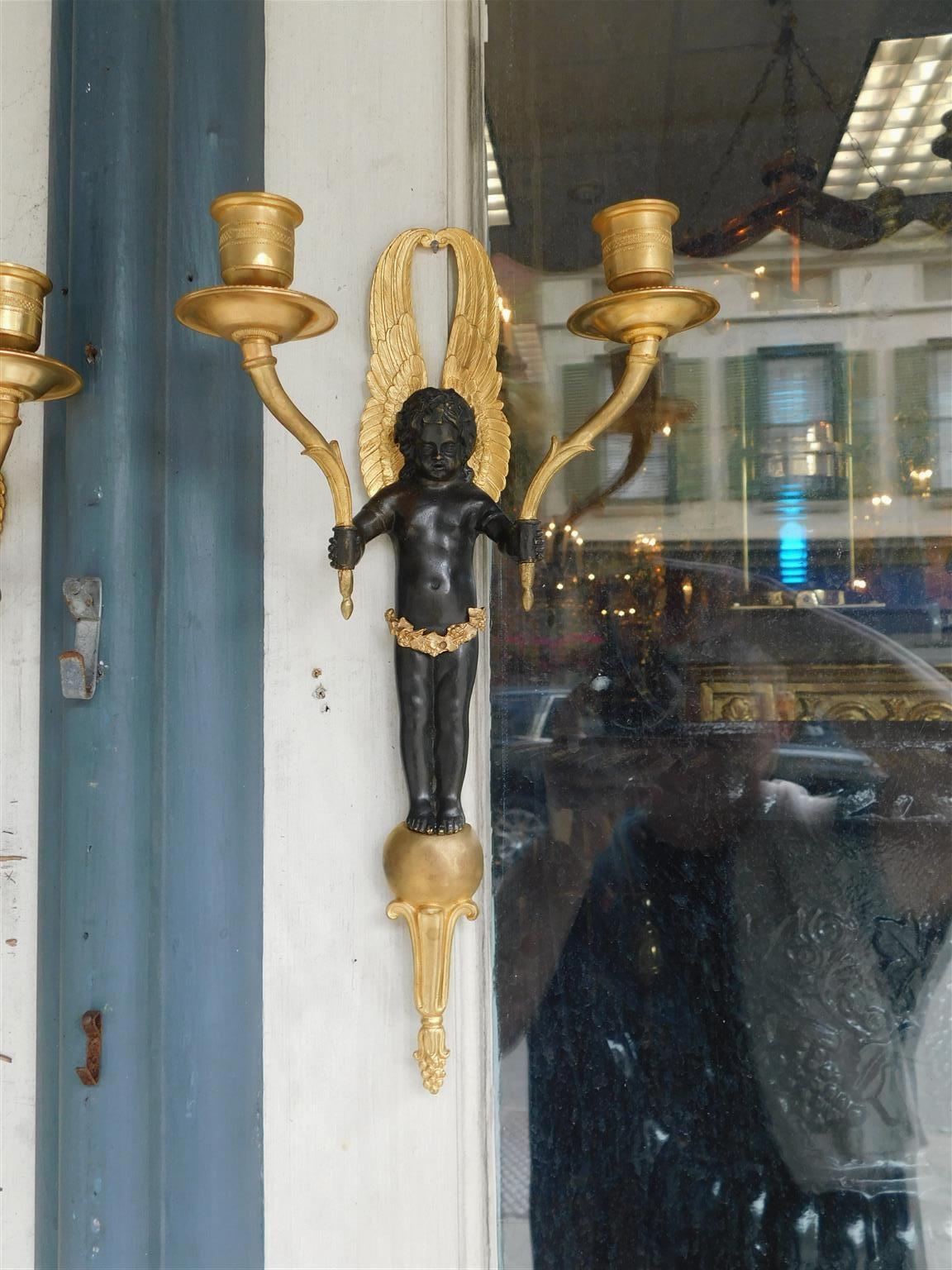 Paire d'appliques murales françaises à deux bras en bronze doré représentant des chérubins ailés et ailés, vers 1820 Excellent état - En vente à Hollywood, SC