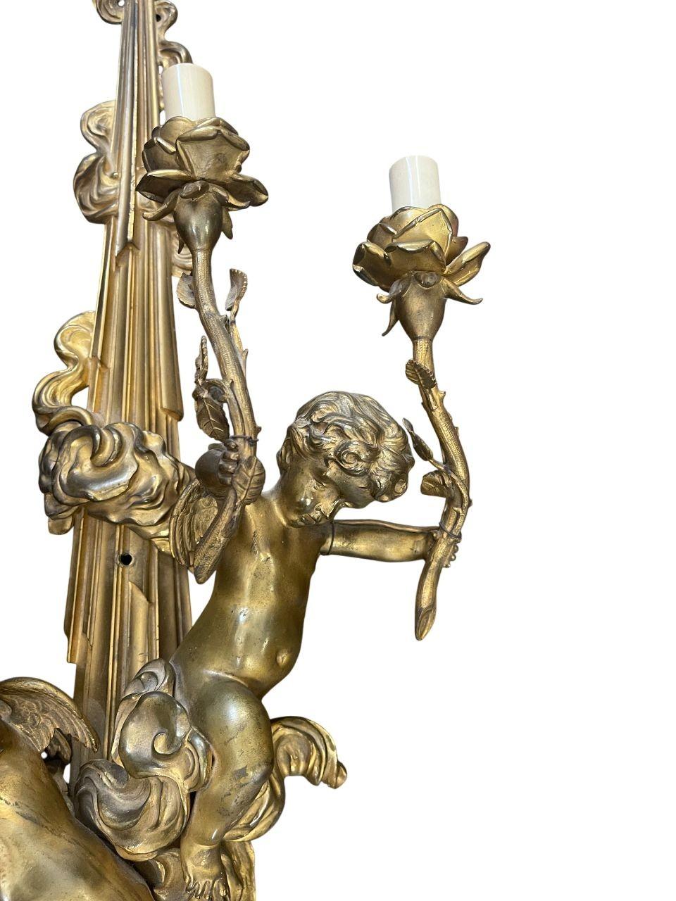 Coppia di lampade a quattro luci in bronzo dorato francese, fine XIX secolo. In condizioni buone in vendita a Los Angeles, CA