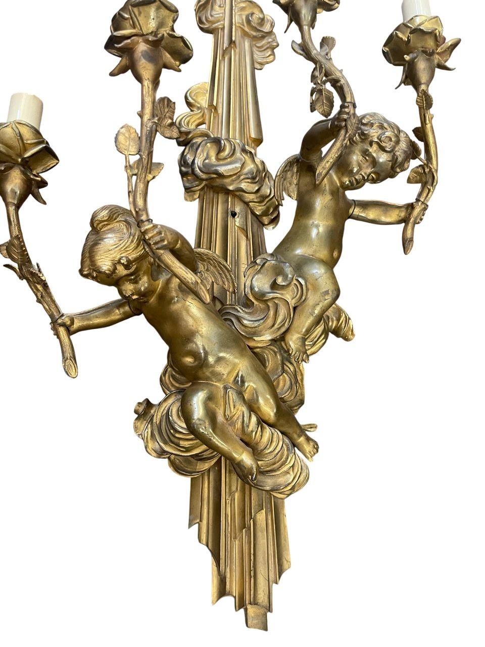 Bronzo Coppia di lampade a quattro luci in bronzo dorato francese, fine XIX secolo. in vendita