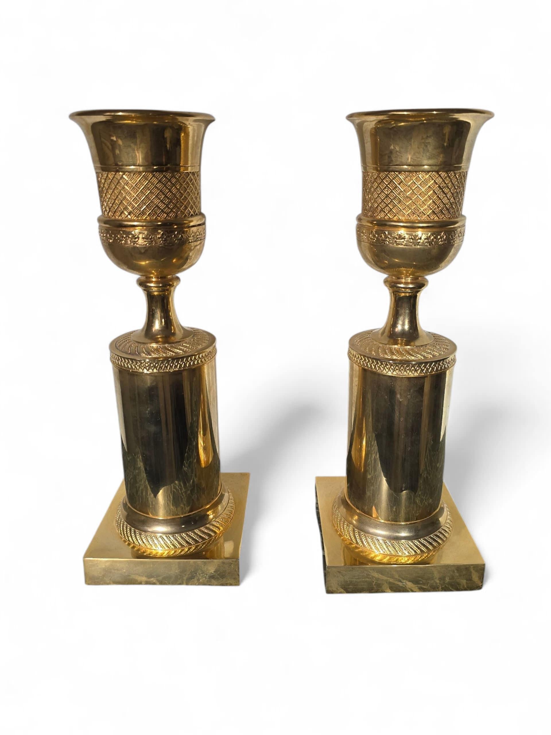 Elegante coppia di calici francesi in bronzo dorato, finemente lavorati e riccamente decorati, risalenti al 1950 circa.
Ogni pezzo è caratterizzato da dettagliati ornamenti cesellati e da una calda finitura dorata, che riflette il gusto raffinato e