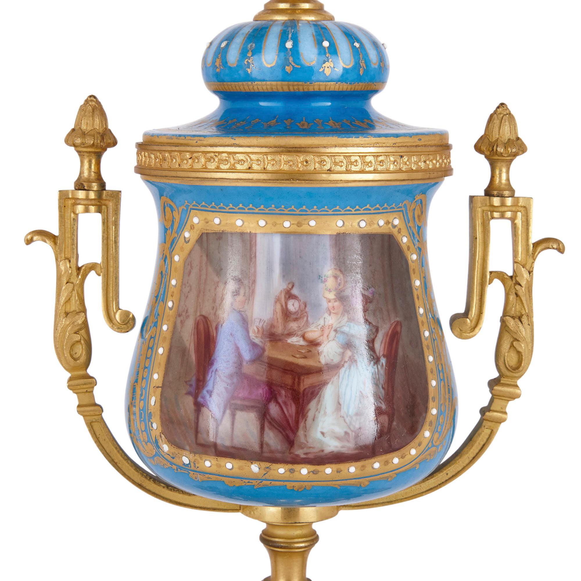 Luigi XV Coppia di vasi in porcellana francese con montatura in bronzo dorato in vendita