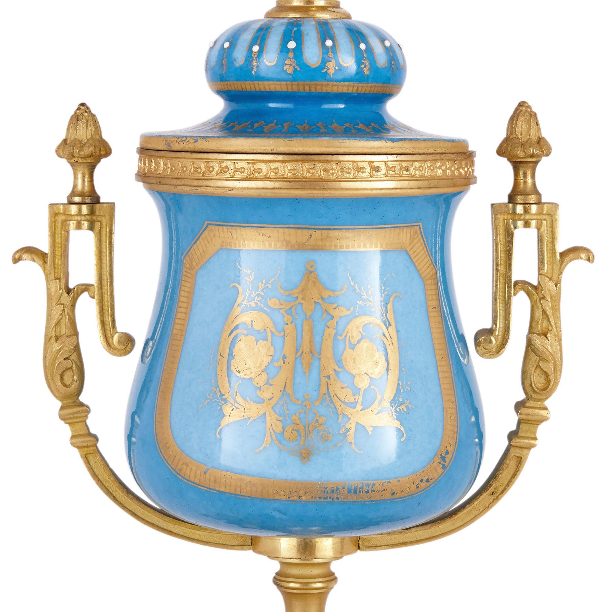 Dorato Coppia di vasi in porcellana francese con montatura in bronzo dorato in vendita