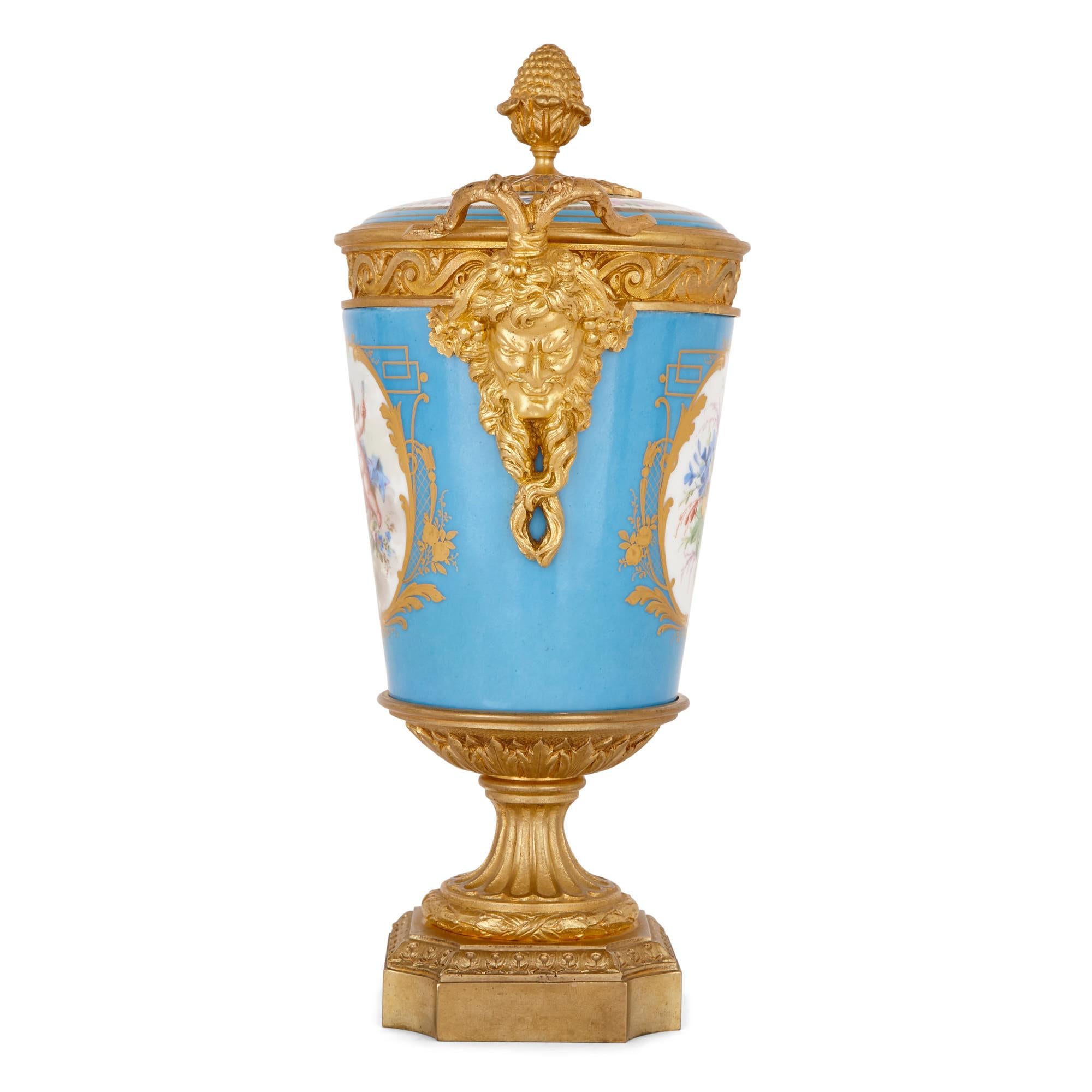 Francese Coppia di vasi in porcellana francese stile Sèvres con montatura in bronzo dorato in vendita