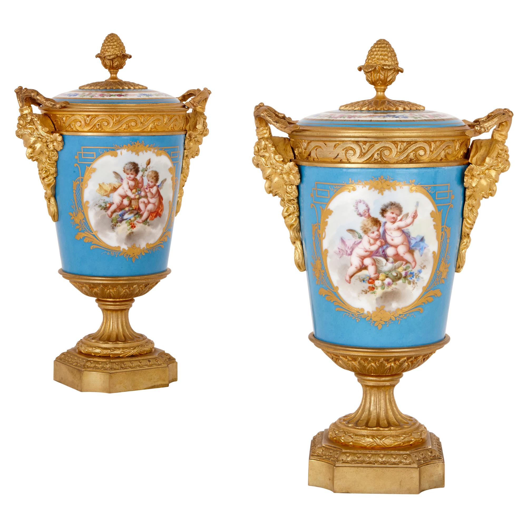Paar französische Vasen aus vergoldeter Bronze im Svres-Stil aus Porzellan