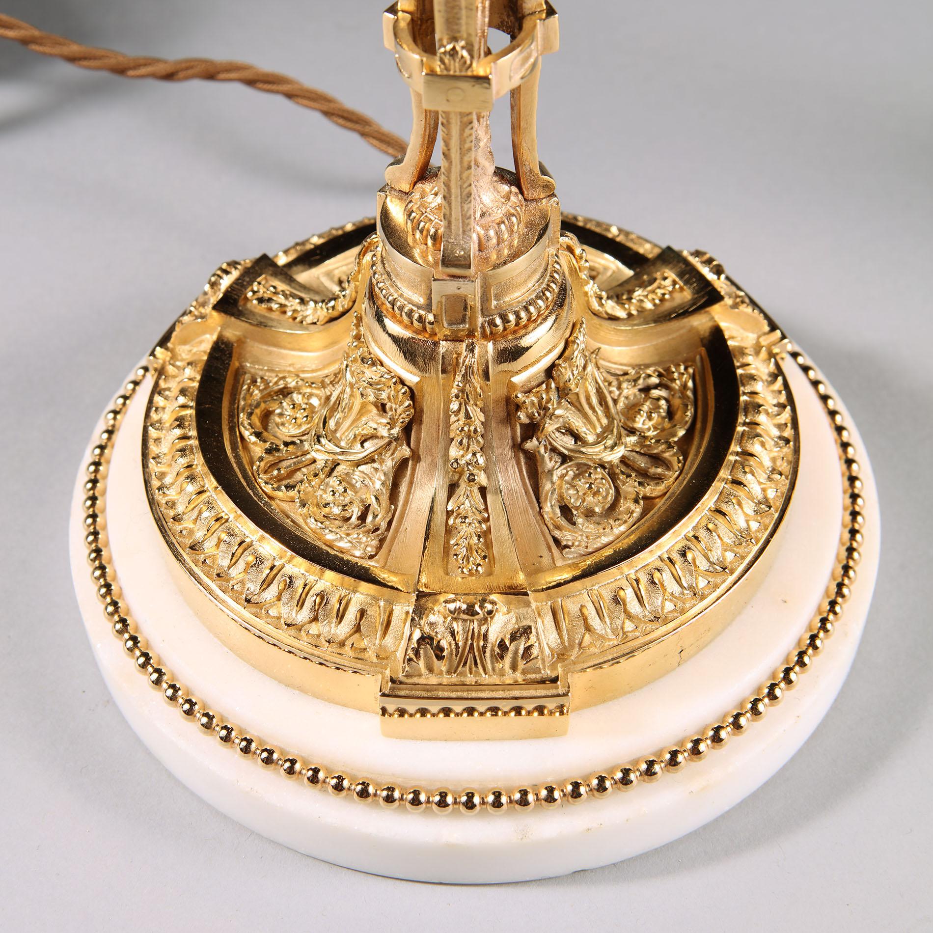 Bronze Paire de lampes de bureau néoclassiques françaises en bronze doré et marbre avec chandeliers en vente