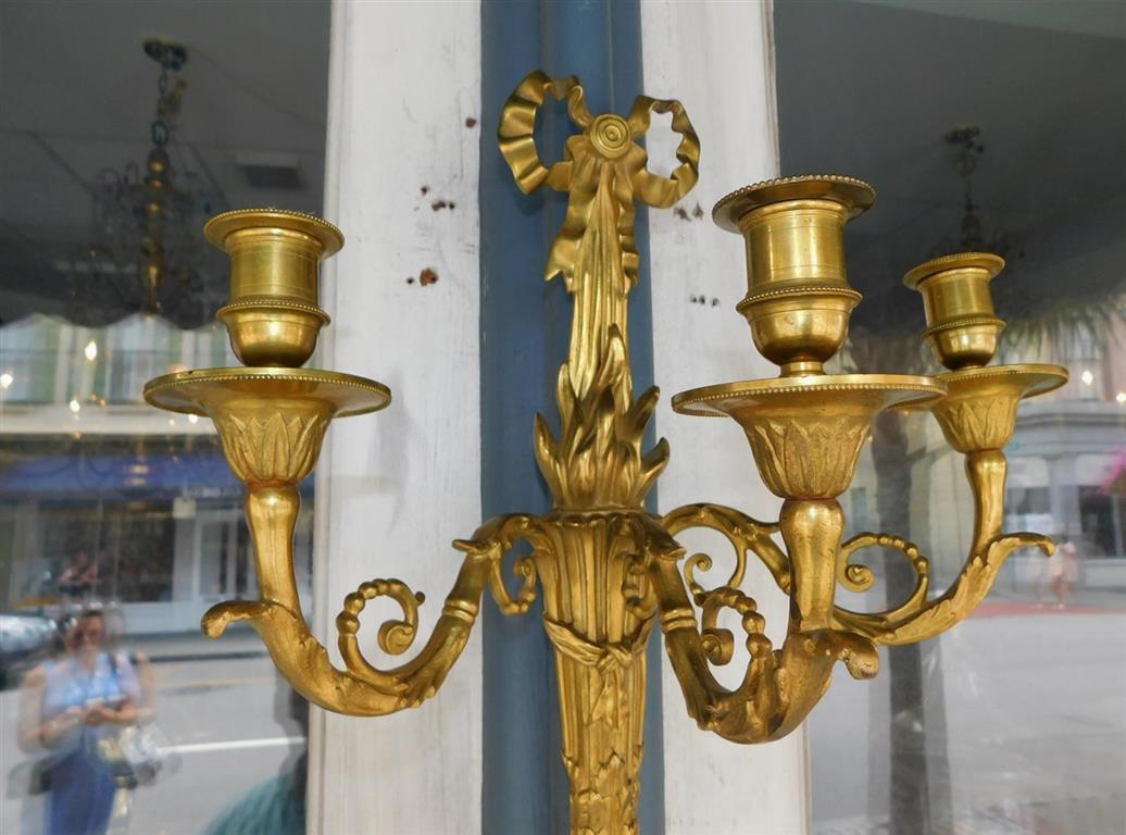 Inizio XIX secolo Coppia di lampade da parete a tre bracci in bronzo dorato con nastro e fogliame, circa 1820 in vendita