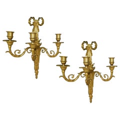 Pareja de candelabros de pared franceses de bronce dorado con cinta y follaje, circa 1820