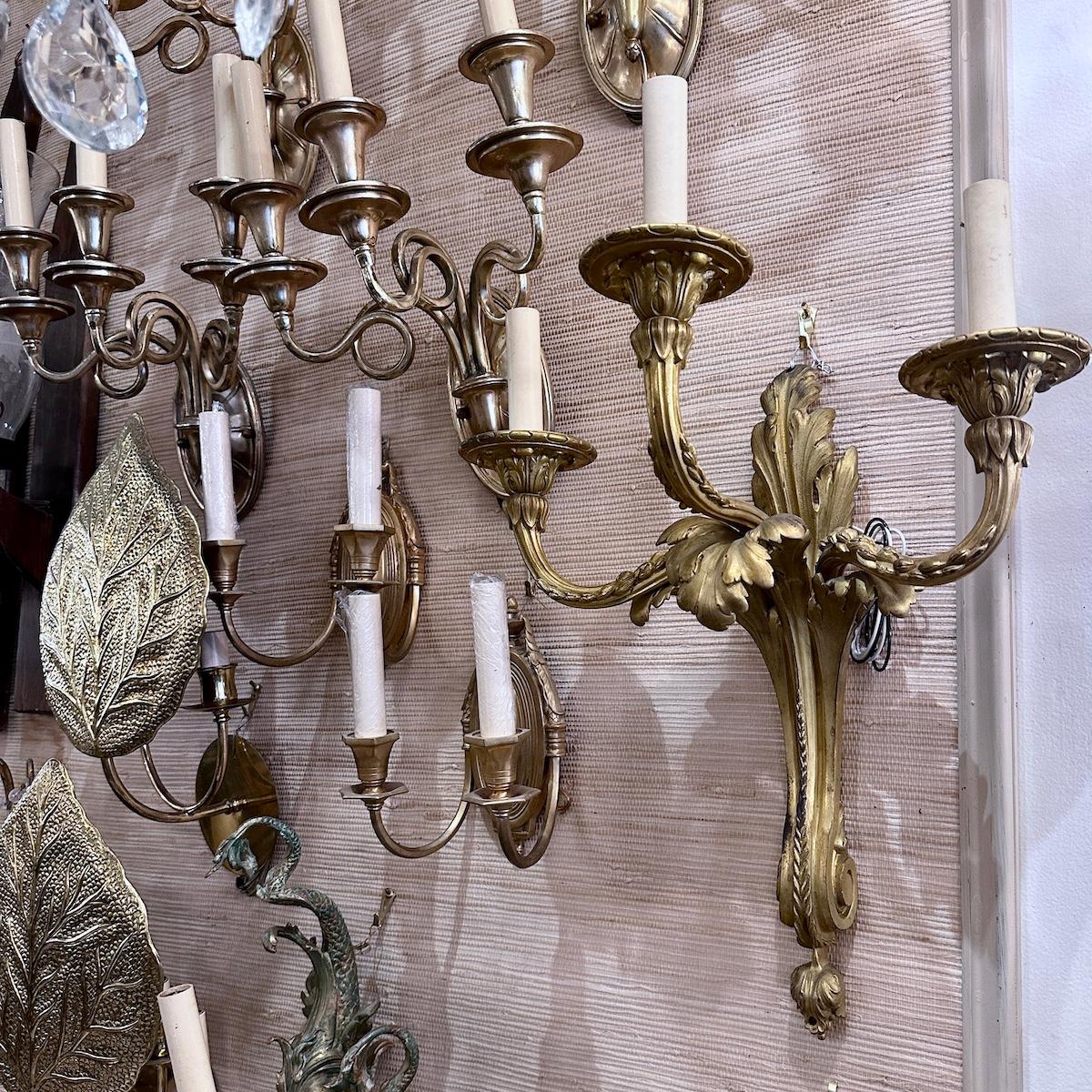 Coppia di applique francesi in bronzo dorato In condizioni buone in vendita a New York, NY