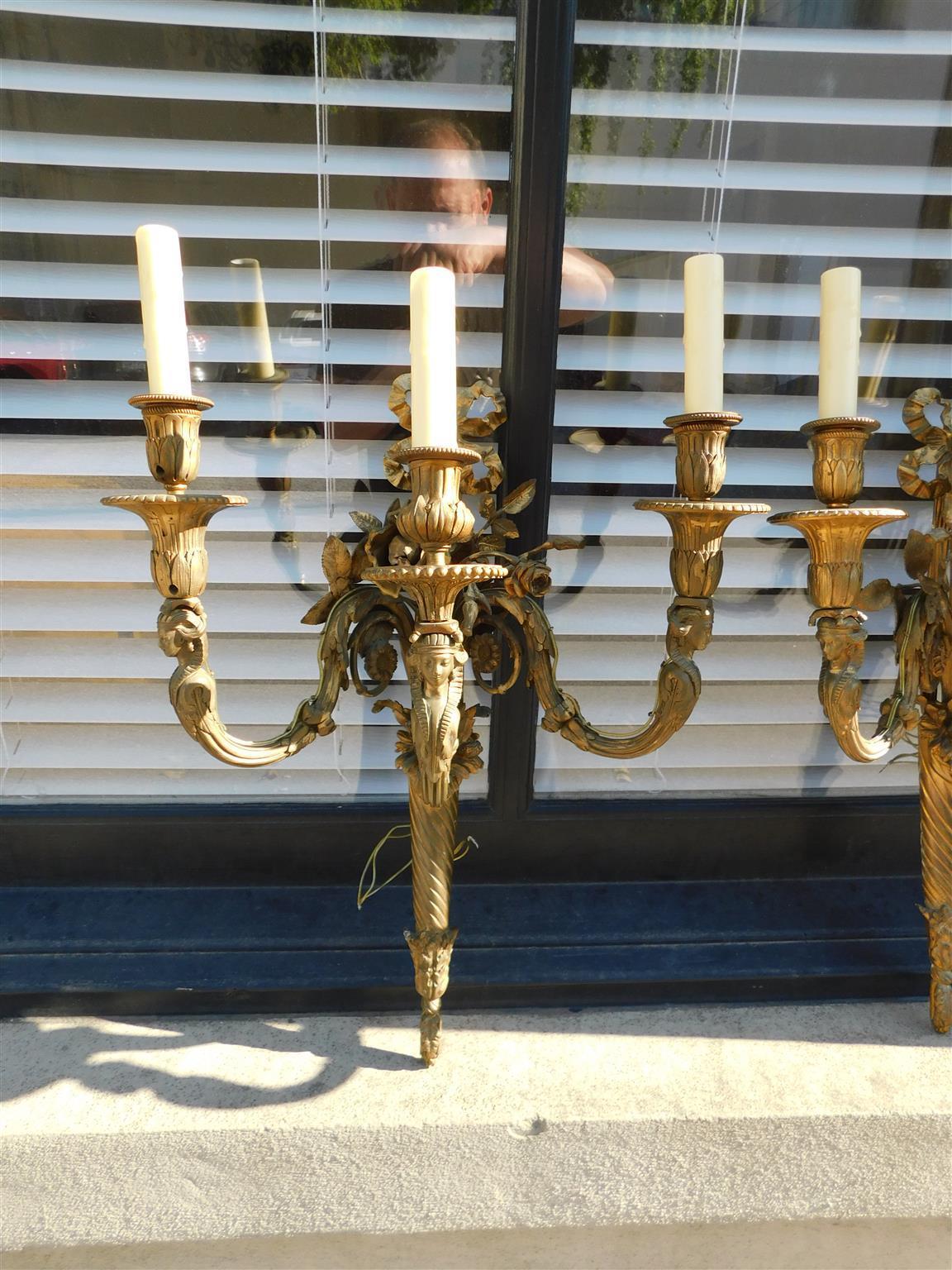 Doré Paire d'appliques à trois bras en bronze doré. Circa 1810 en vente