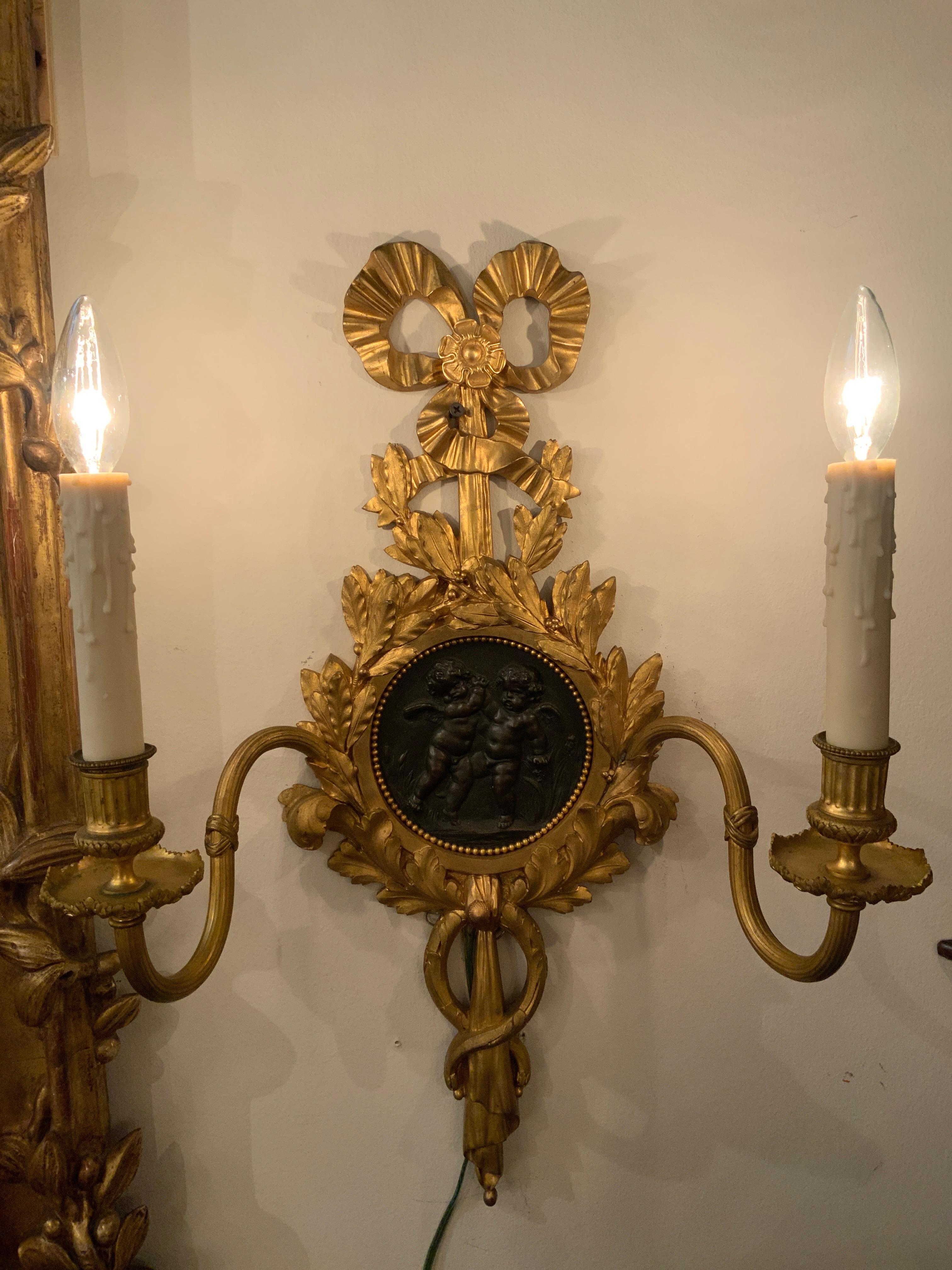 Français Paire d'appliques à trois lumières en bronze doré, 19e siècle en vente