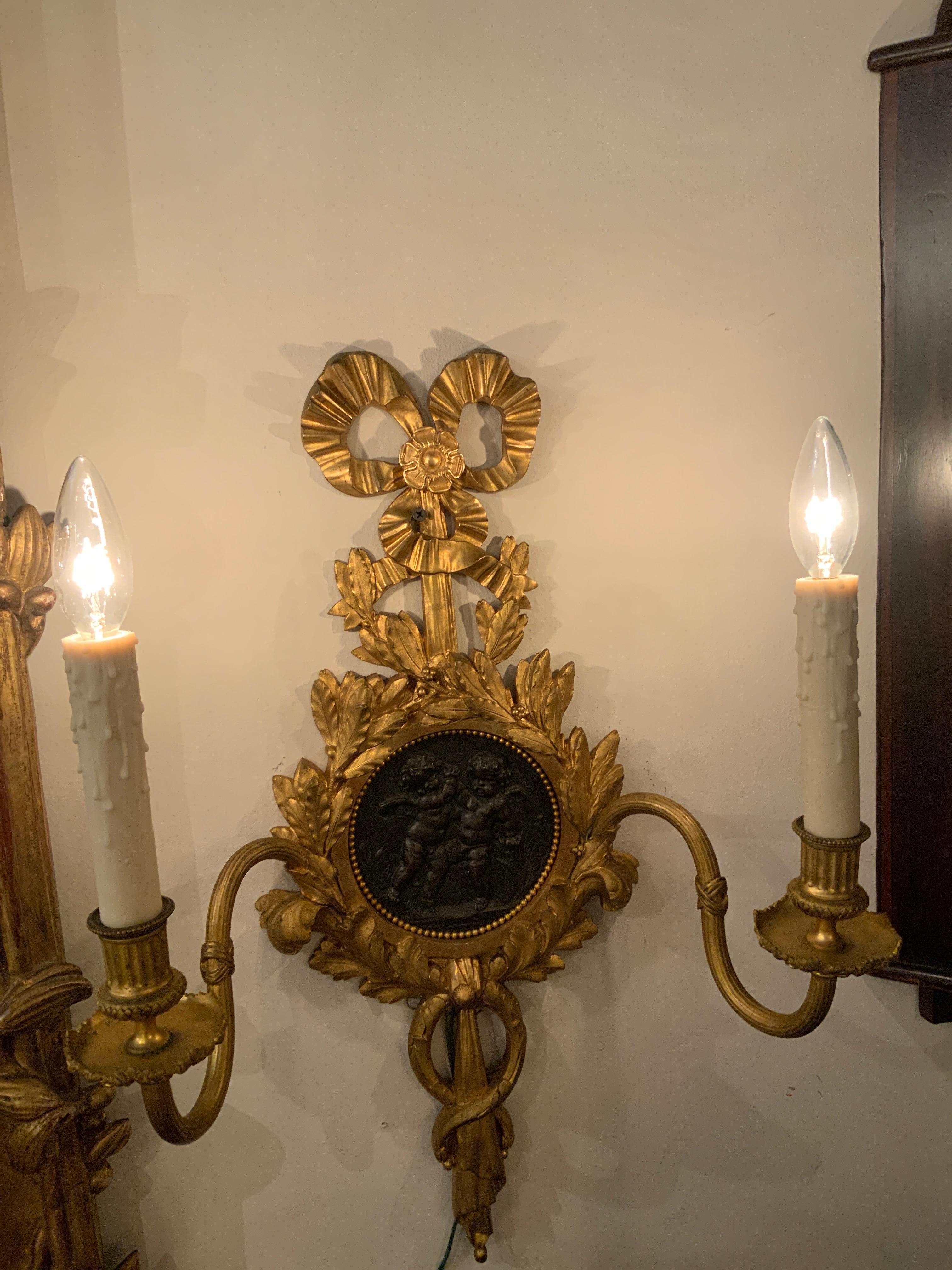 Paire d'appliques à trois lumières en bronze doré, 19e siècle Excellent état - En vente à Houston, TX