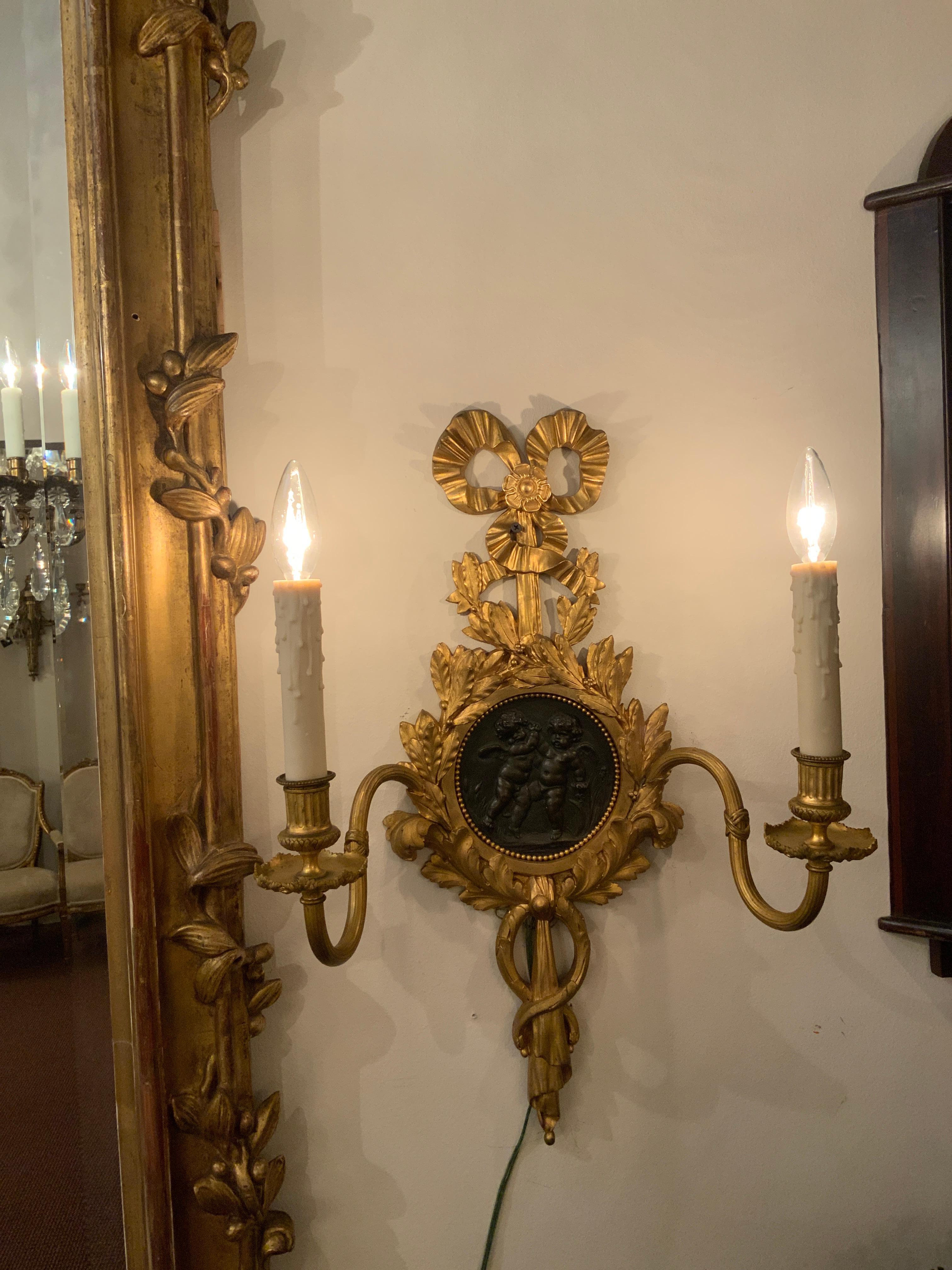 XVIIIe siècle Paire d'appliques à trois lumières en bronze doré, 19e siècle en vente