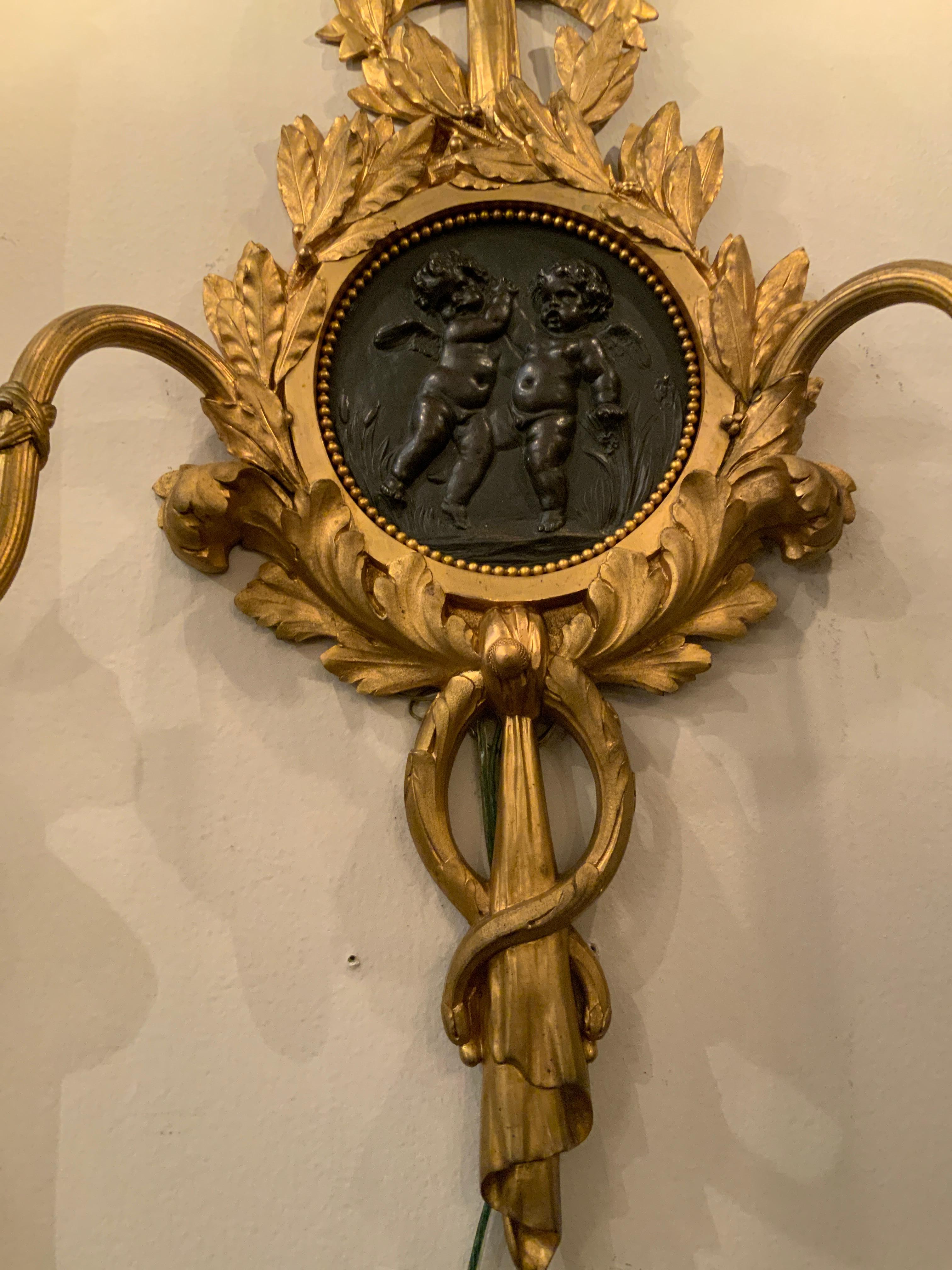 Bronze Paire d'appliques à trois lumières en bronze doré, 19e siècle en vente