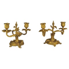 Zwei französische Goldbronze-Kandelaber-Kerzenleuchter mit zwei Armen aus vergoldeter Bronze