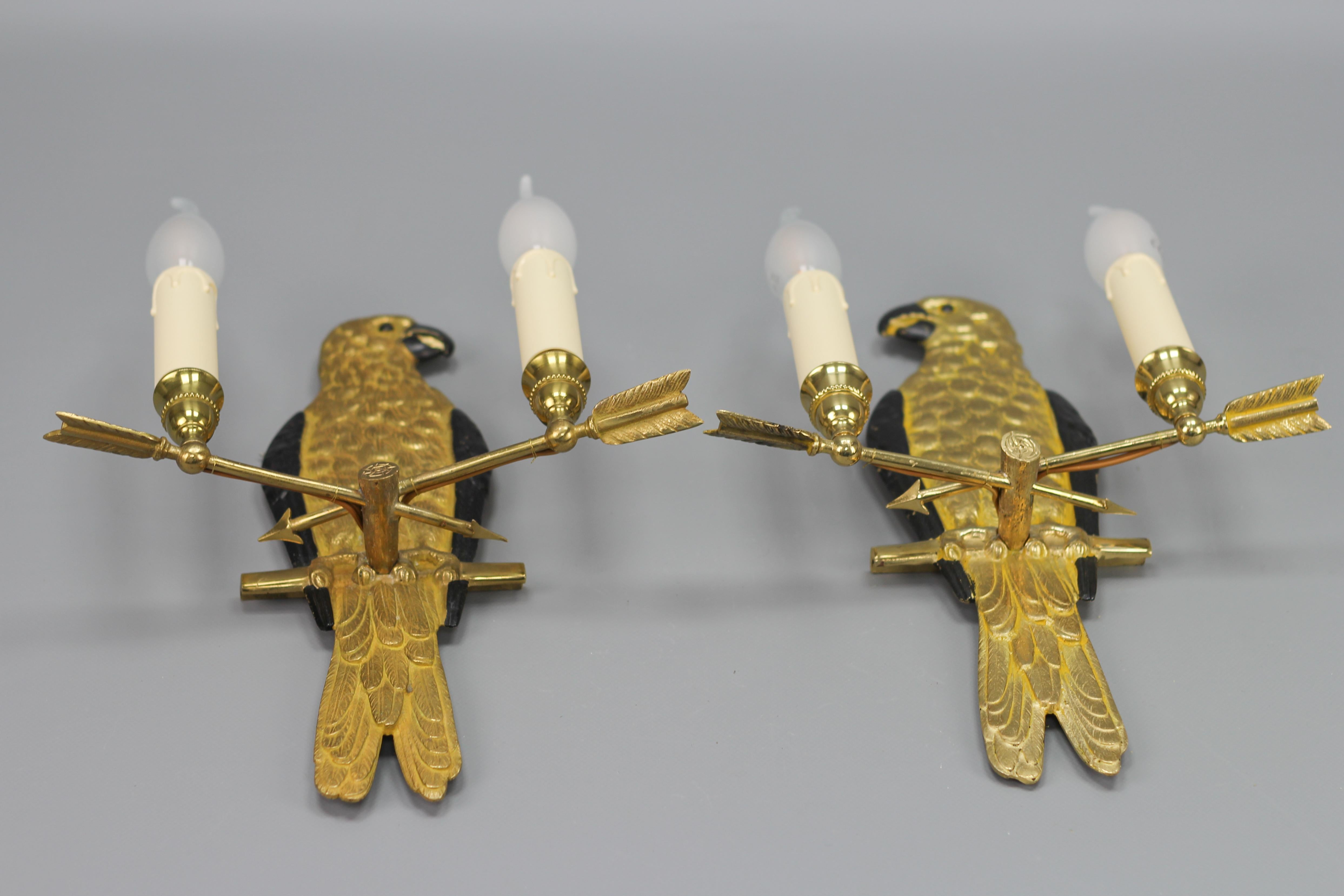 Zwei französische Zweiflammige Papagei-Wandleuchter aus vergoldeter Bronze im Hollywood-Regency-Stil mit zwei Lichtern im Angebot 2