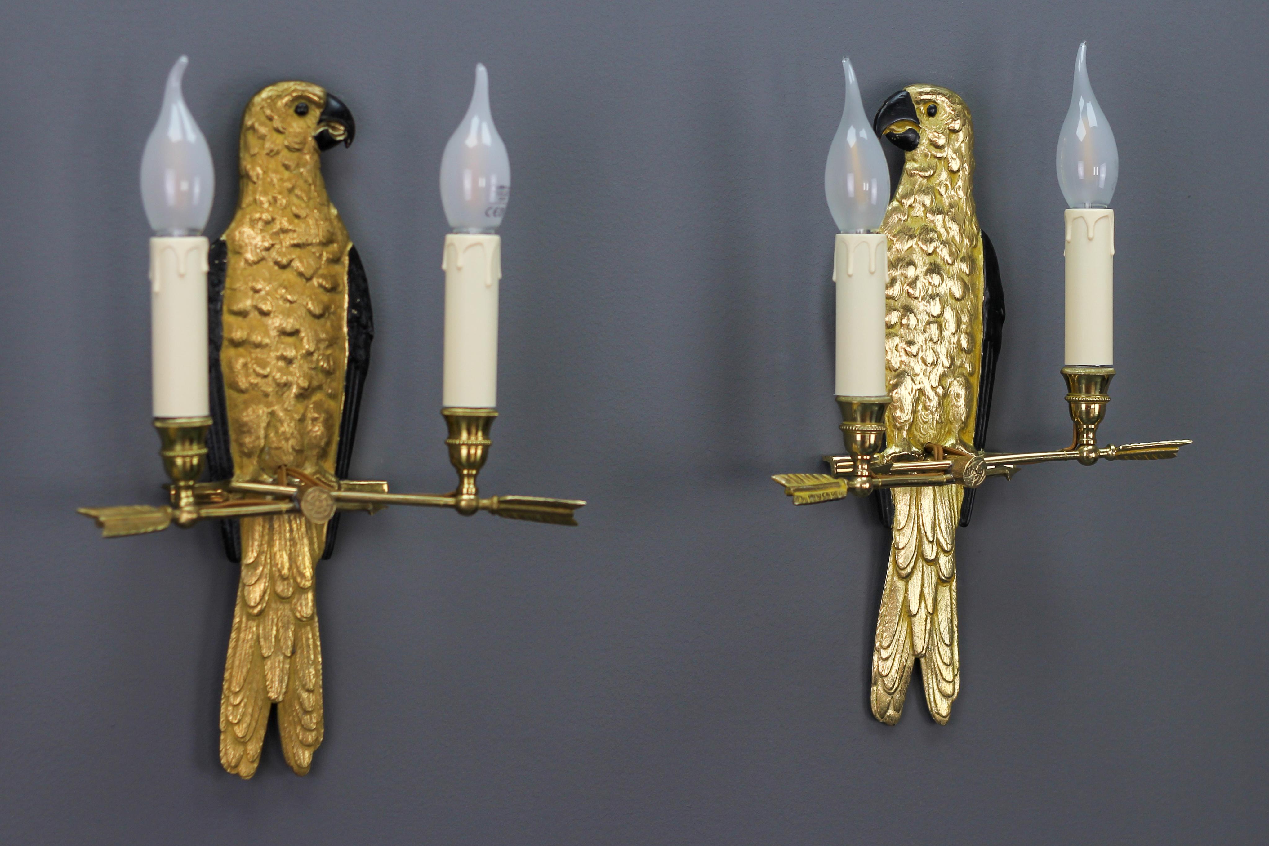 Zwei französische Zweiflammige Papagei-Wandleuchter aus vergoldeter Bronze im Hollywood-Regency-Stil mit zwei Lichtern im Angebot 12