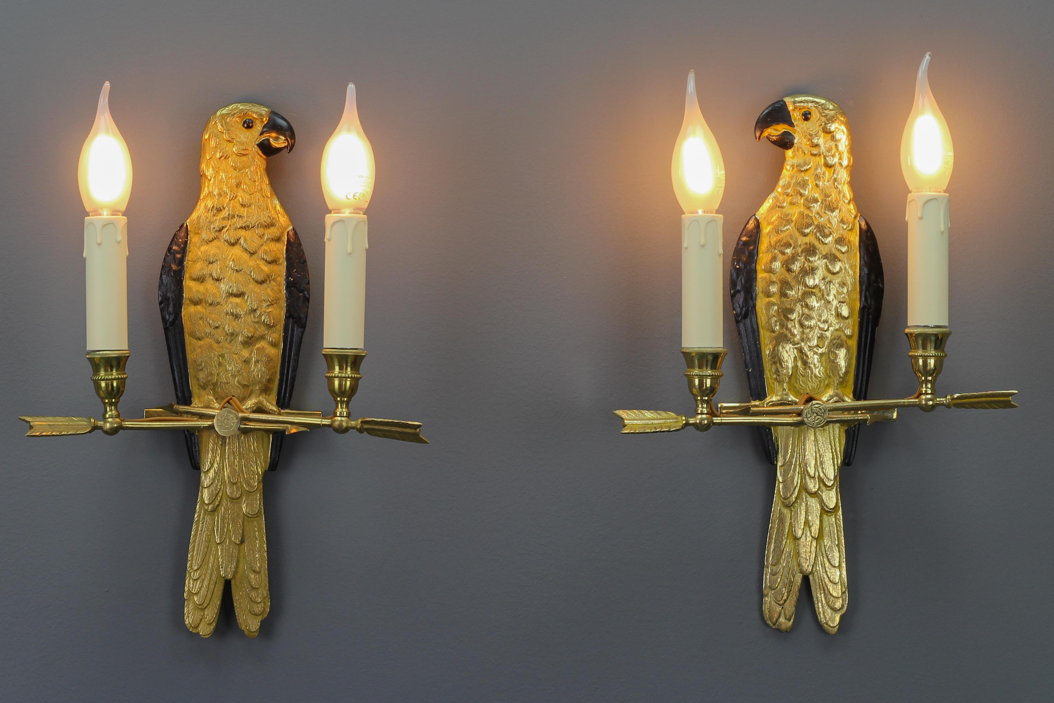 Zwei französische Zweiflammige Papagei-Wandleuchter aus vergoldeter Bronze im Hollywood-Regency-Stil mit zwei Lichtern (Hollywood Regency) im Angebot
