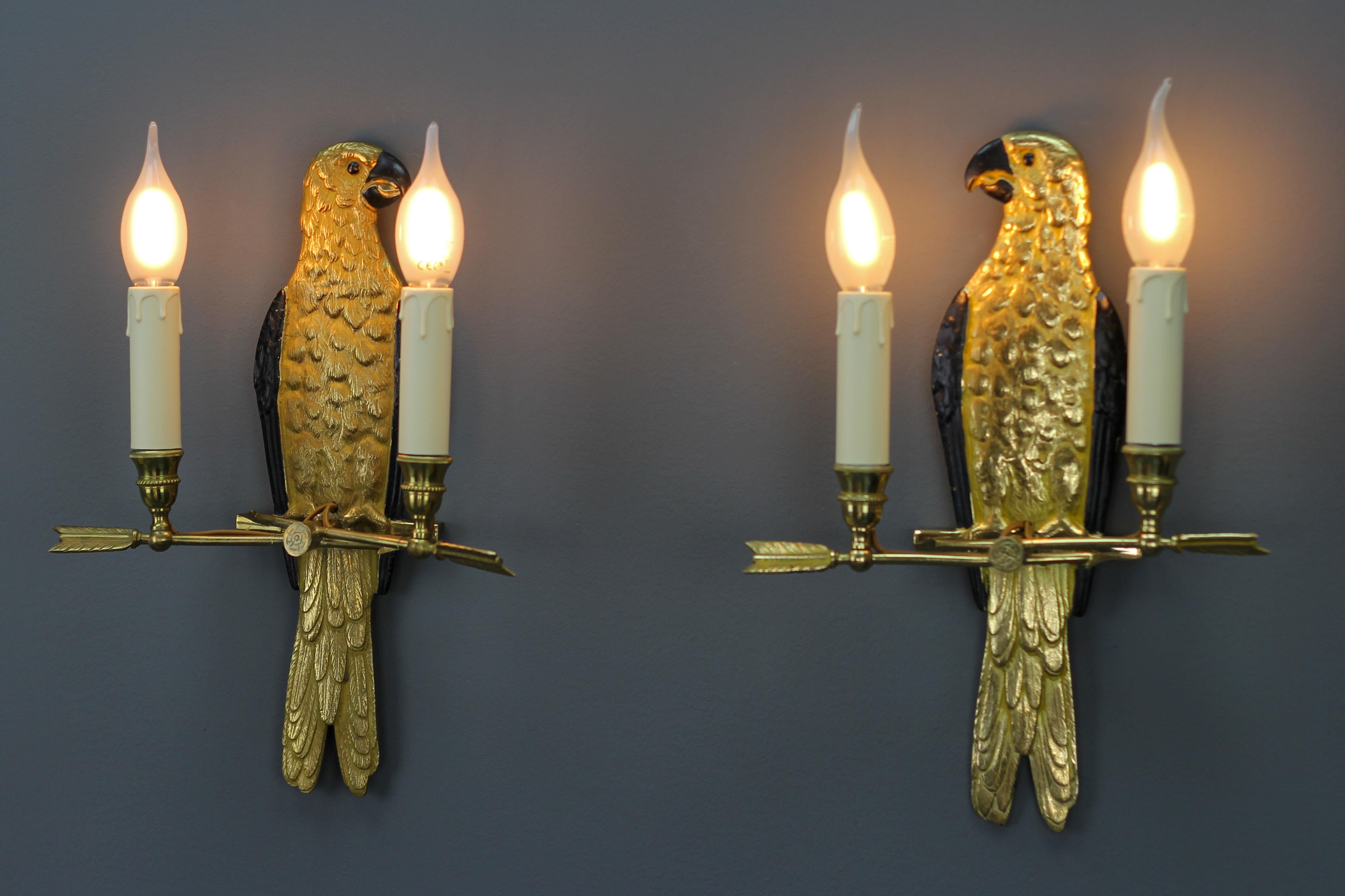 Zwei französische Zweiflammige Papagei-Wandleuchter aus vergoldeter Bronze im Hollywood-Regency-Stil mit zwei Lichtern (Französisch) im Angebot