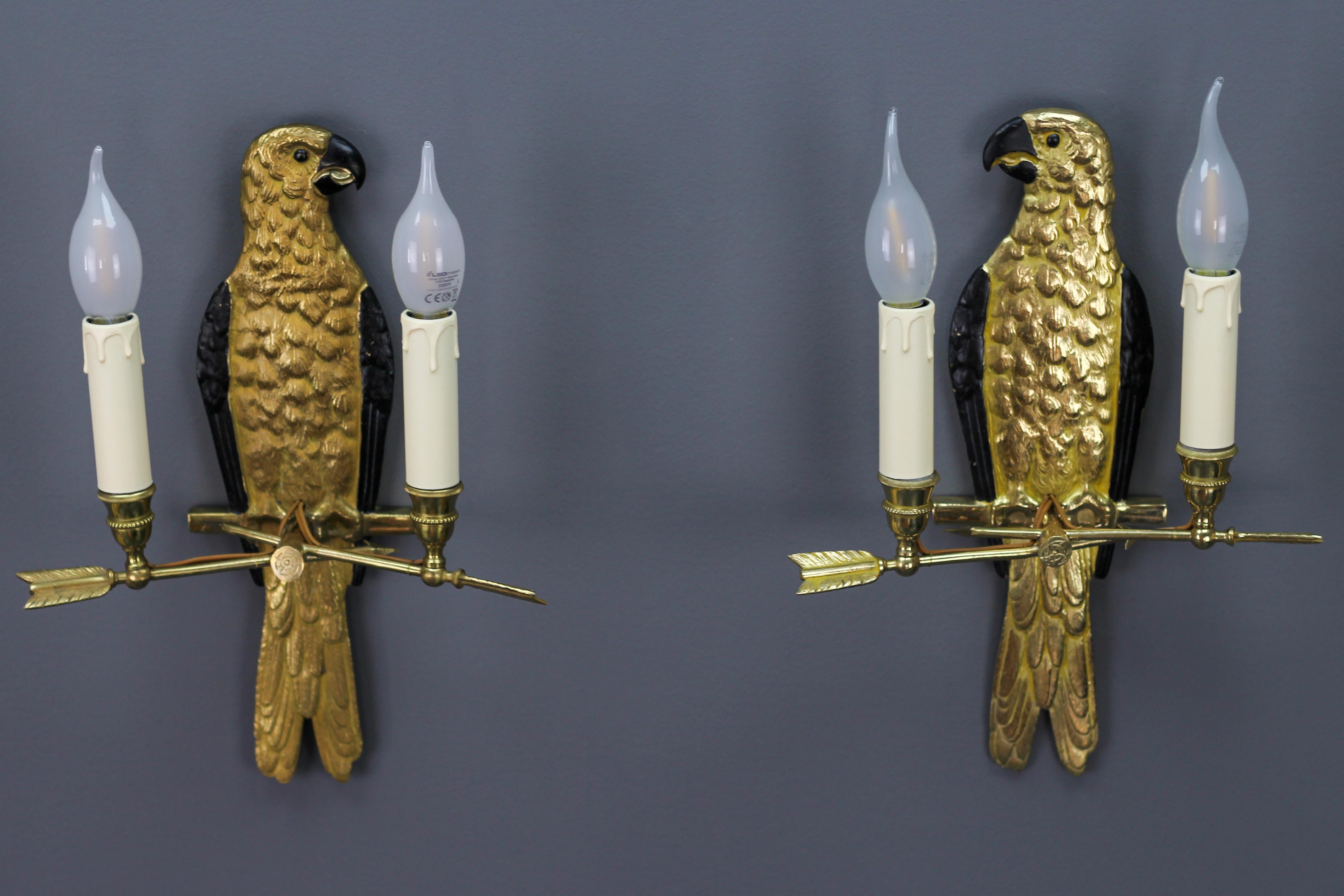 Zwei französische Zweiflammige Papagei-Wandleuchter aus vergoldeter Bronze im Hollywood-Regency-Stil mit zwei Lichtern (Vergoldet) im Angebot