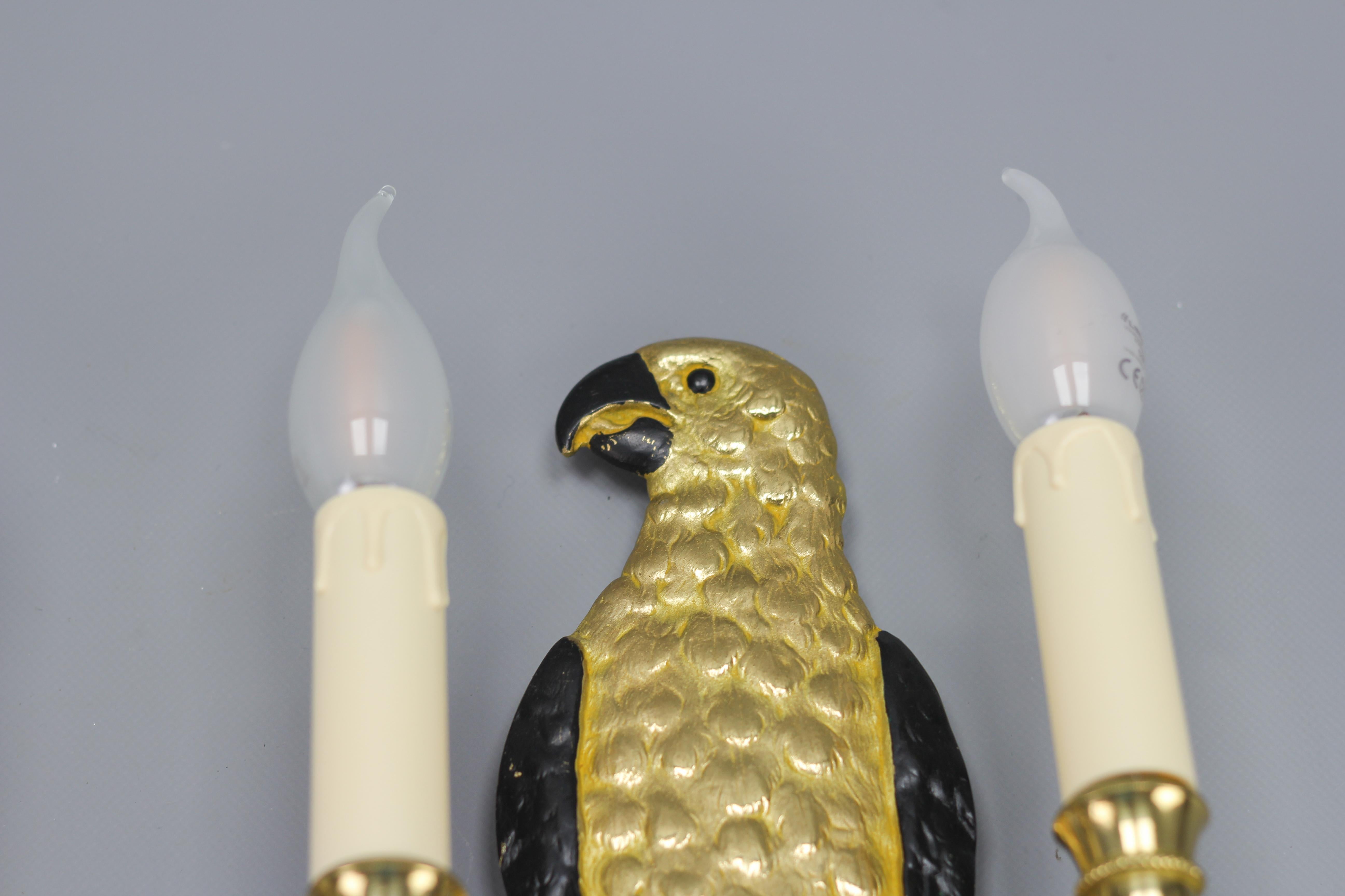 Zwei französische Zweiflammige Papagei-Wandleuchter aus vergoldeter Bronze im Hollywood-Regency-Stil mit zwei Lichtern im Angebot 1