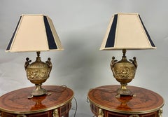 Paire de lampes-urnes françaises en bronze doré, ornées de reliefs représentant des putti, vers 1900