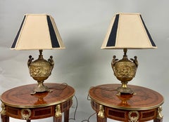 Paire de lampes-urnes françaises en bronze doré, ornées de reliefs représentant des putti, vers 1900