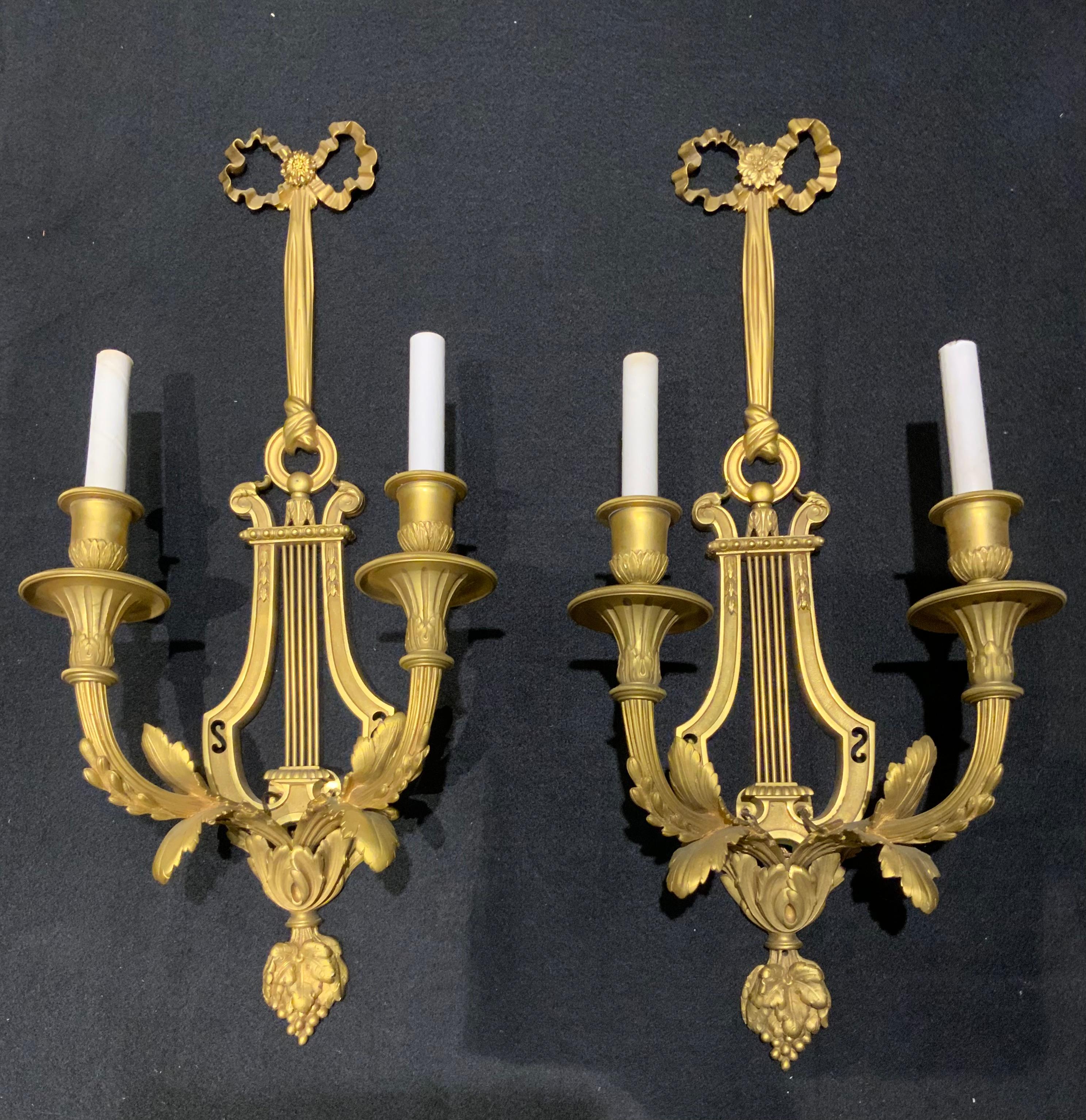 Paar von  Französischer Wandleuchter aus vergoldeter Bronze mit zwei Lichtern, 19. Jh. (Louis XVI.) im Angebot