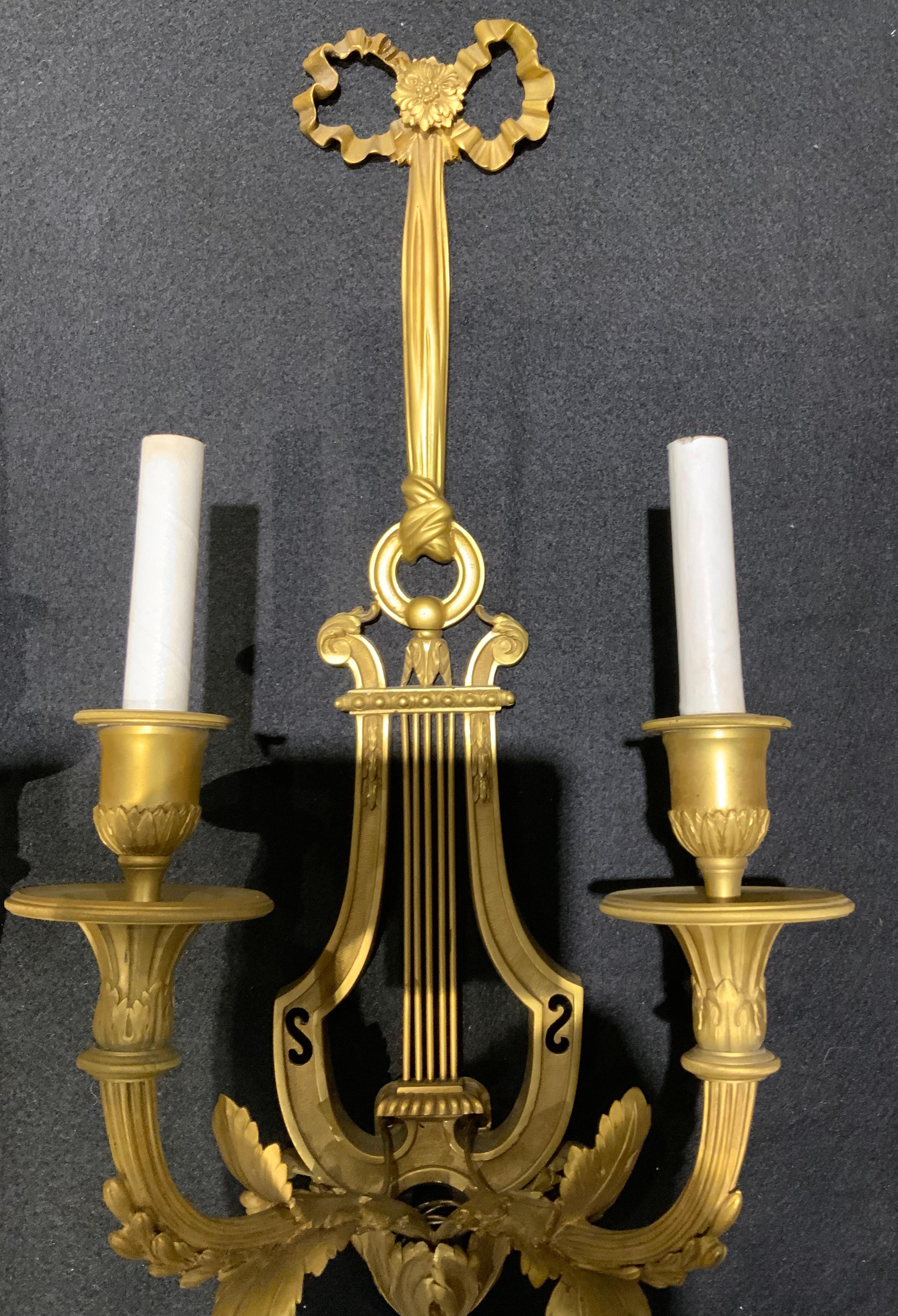 Paar von  Französischer Wandleuchter aus vergoldeter Bronze mit zwei Lichtern, 19. Jh. im Angebot 1