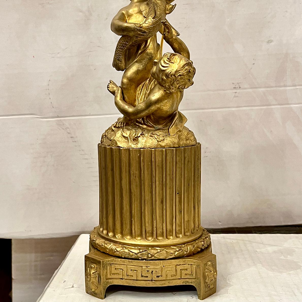 Coppia di candelabri francesi dorati In condizioni buone in vendita a New York, NY