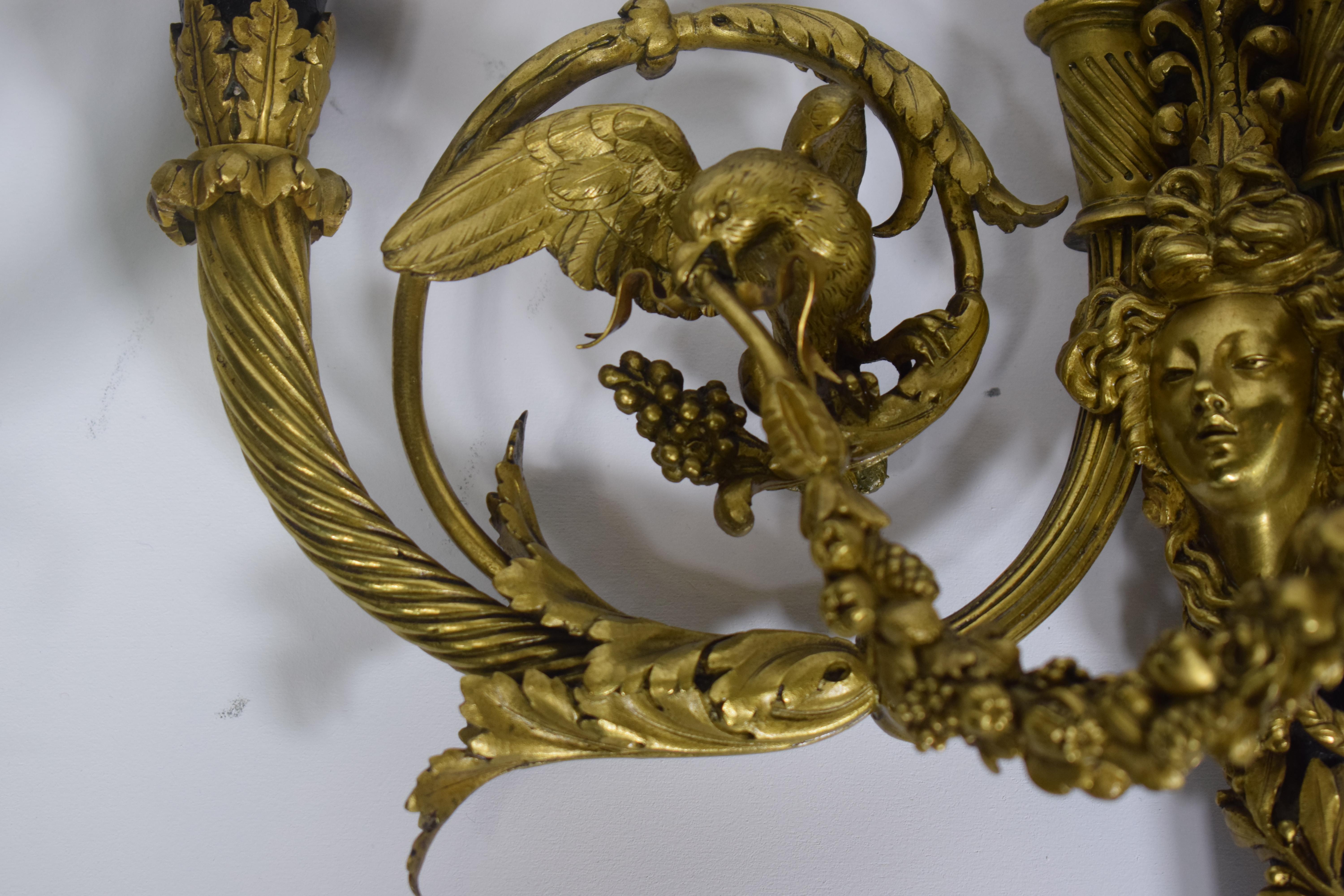 XIXe siècle Paire d'appliques à deux lumières françaises en bronze doré et émaillé signé Millet à Paris en vente