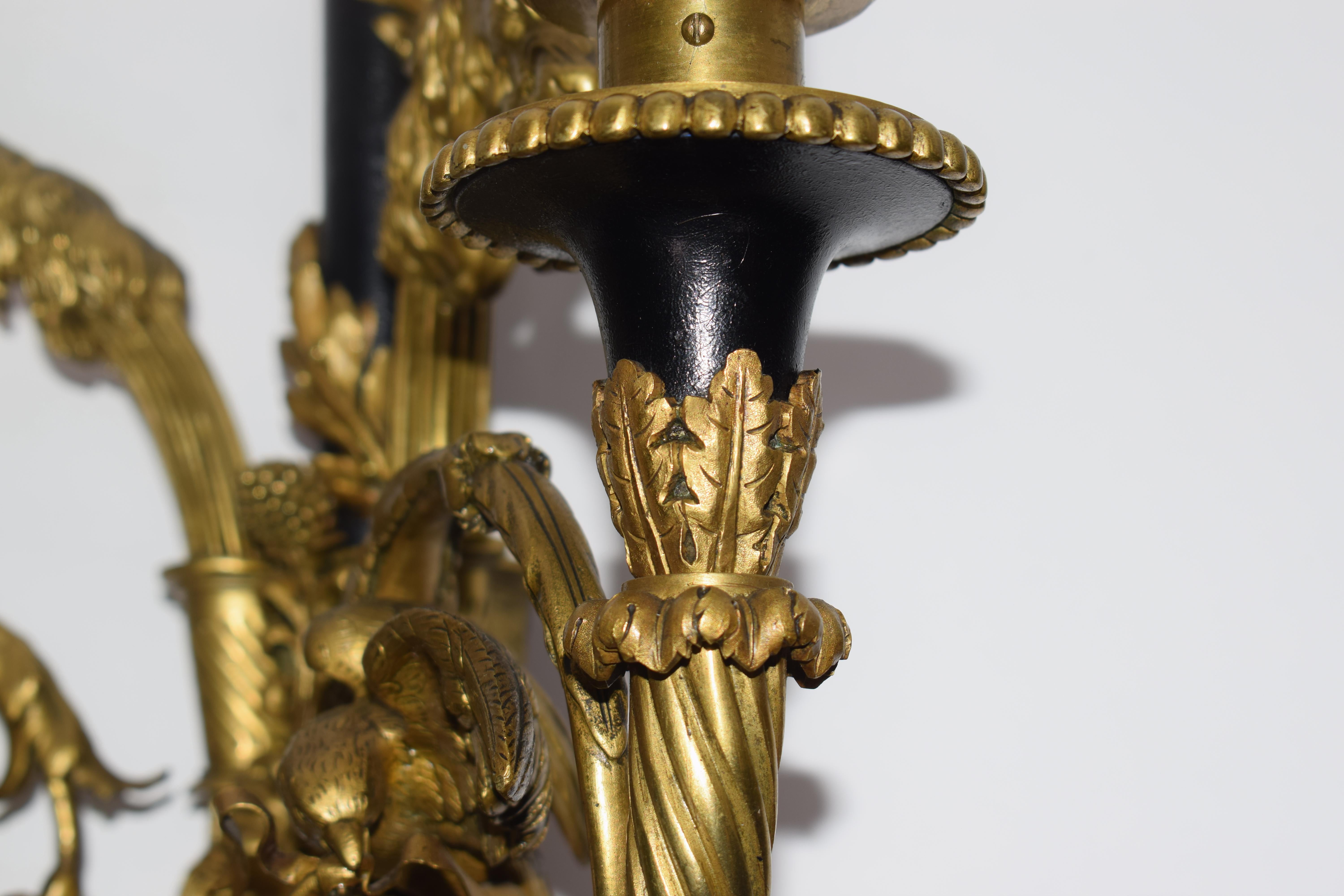 Bronze Paire d'appliques à deux lumières françaises en bronze doré et émaillé signées Millet à Paris en vente