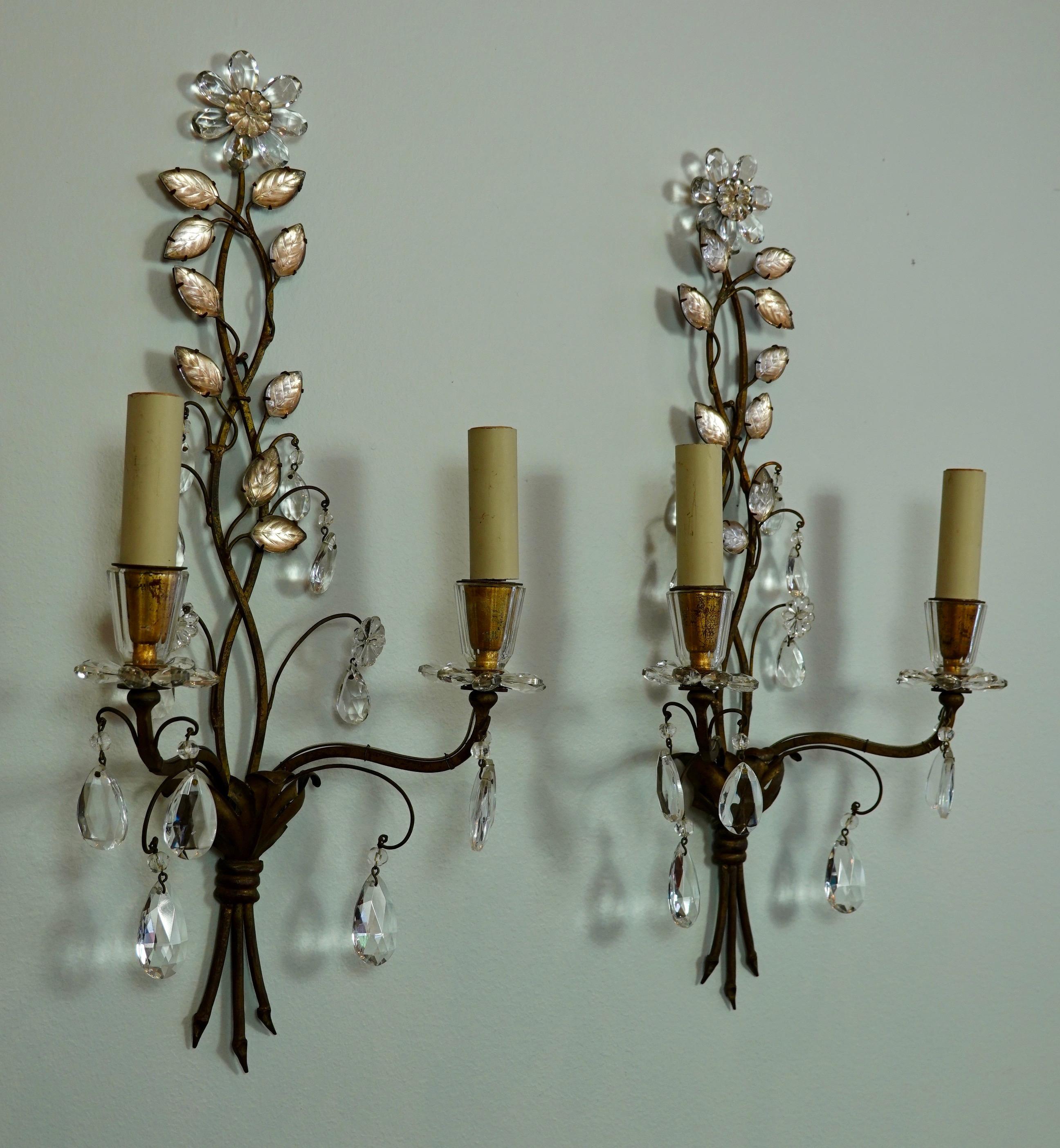 20th Century Pair of French Gilt-Metal and Crystal Leaf Sconces by Maison Baguès For Sale