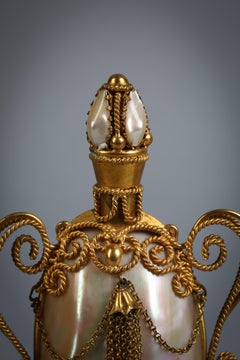Paar französische Parfümflaschen aus vergoldetem Metall und Perlmutt, um 1875