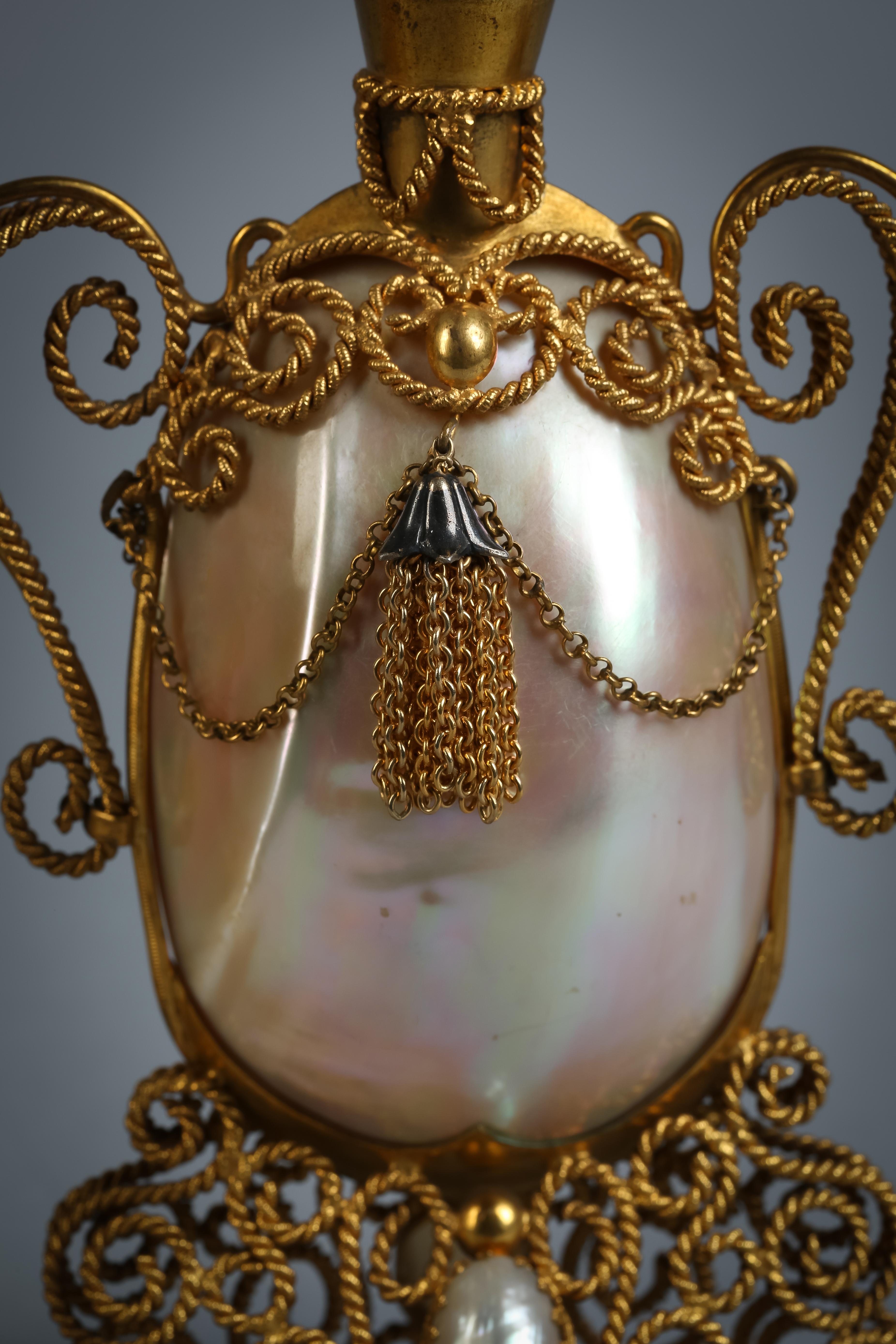 Pareja de frascos de perfume franceses de metal dorado y nácar, hacia 1875 en Bueno estado para la venta en New York, NY