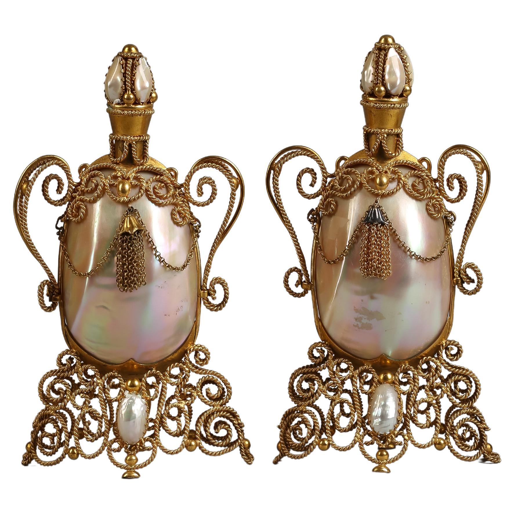 Pareja de frascos de perfume franceses de metal dorado y nácar, hacia 1875 en venta