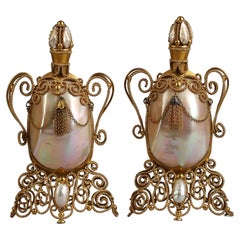 Paire de flacons à parfum en métal doré et nacre, vers 1875