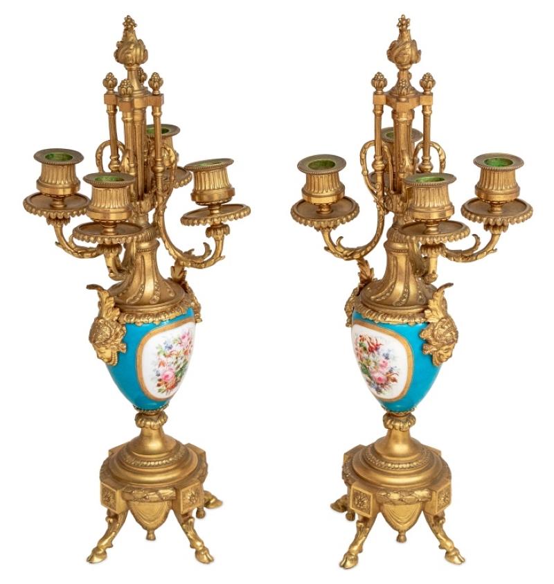 Européen Paire de candélabres français en métal doré et porcelaine bleue en vente