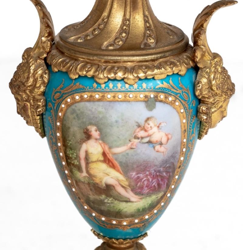 Doré Paire de candélabres français en métal doré et porcelaine bleue en vente