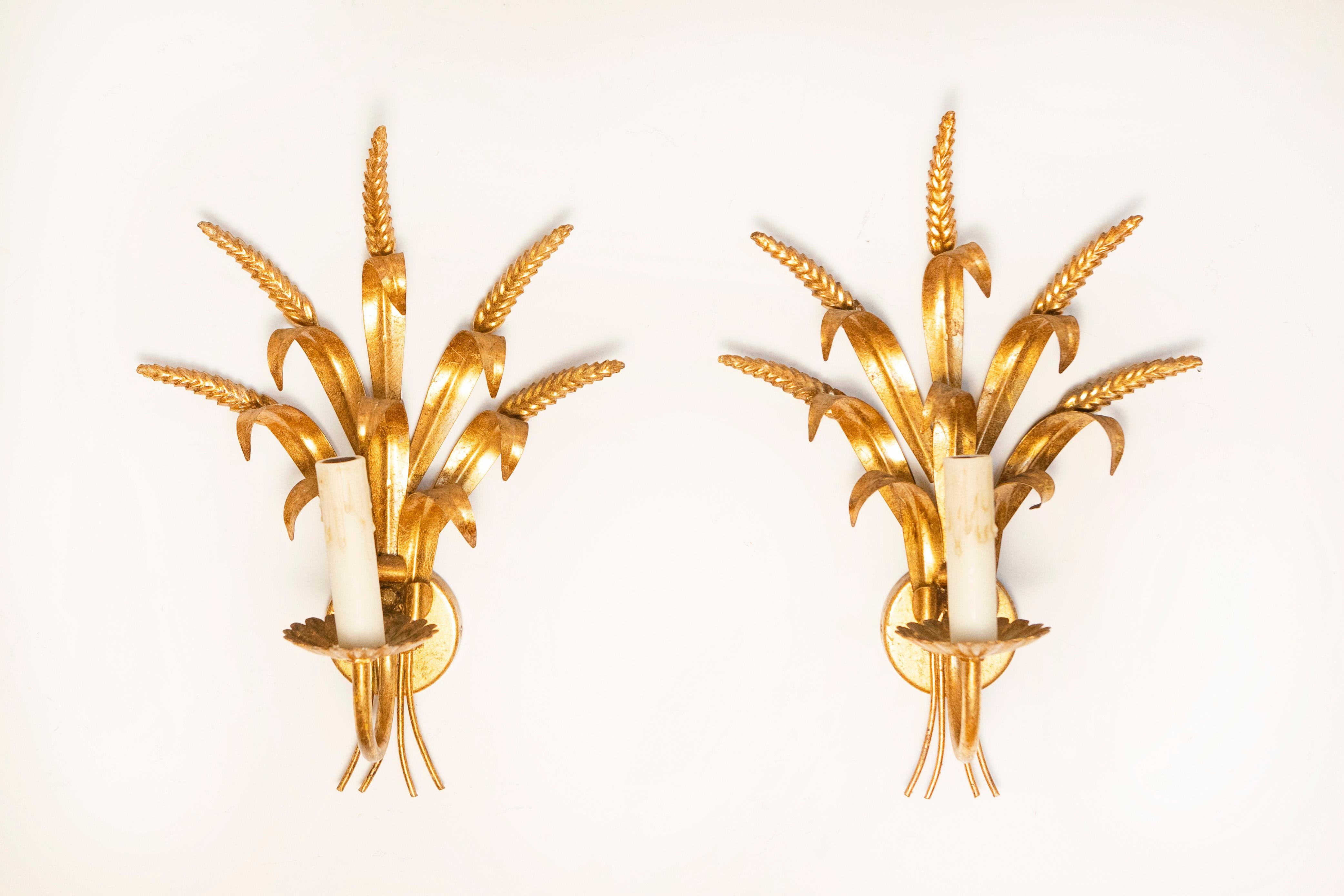 Pareja de apliques de pared franceses de metal dorado Orejas de trigo del siglo XX al estilo de Coco Chanel. Este exquisito par de apliques de pared franceses de metal dorado Orejas de trigo del siglo XX, recableados profesionalmente para EE.UU.,